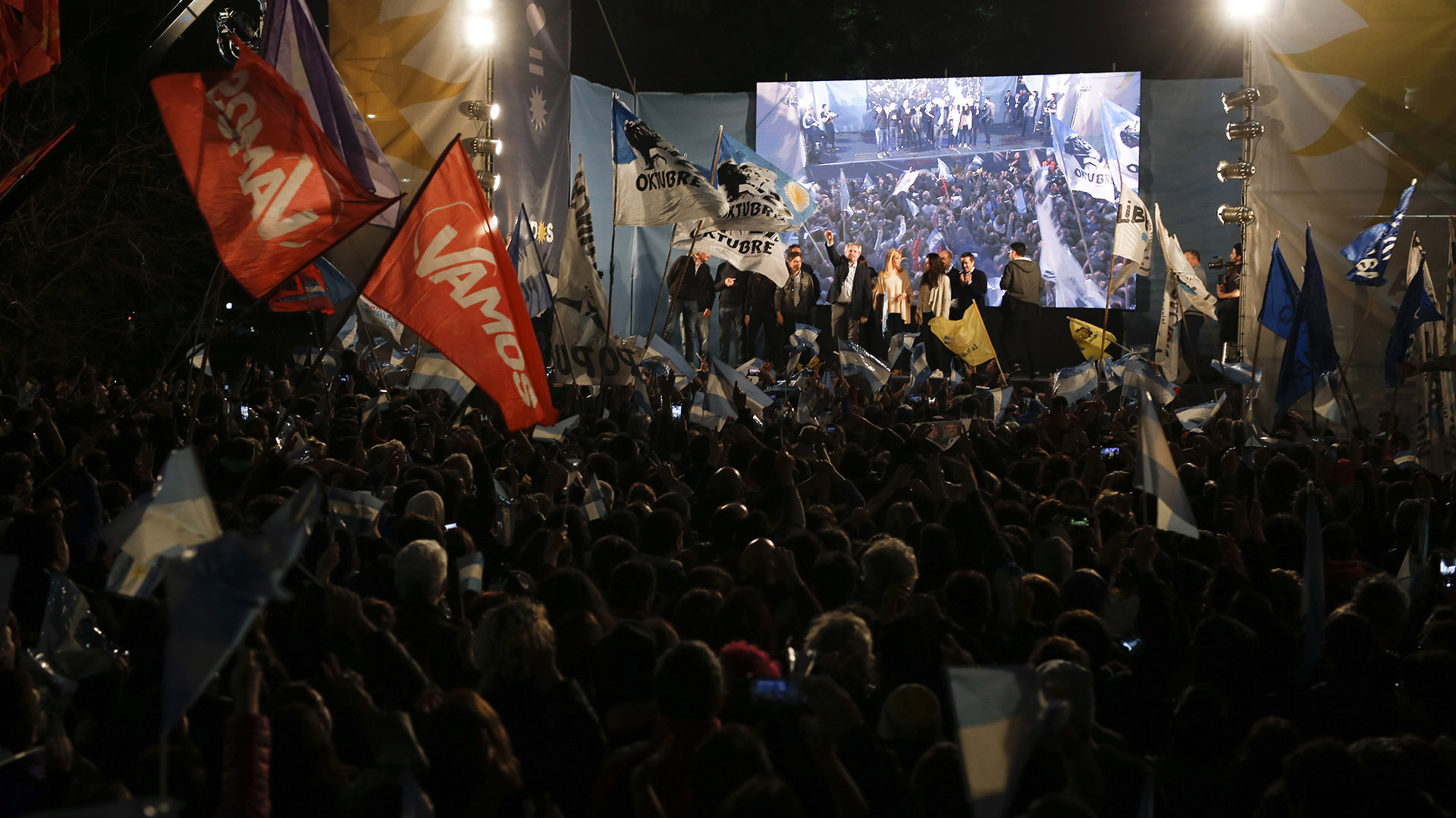 Miles de Militantes acudieron al búnker del Frente de Todos en Chacarita para celebrar el triunfo en las PASO (AP / Sebastian Pani)