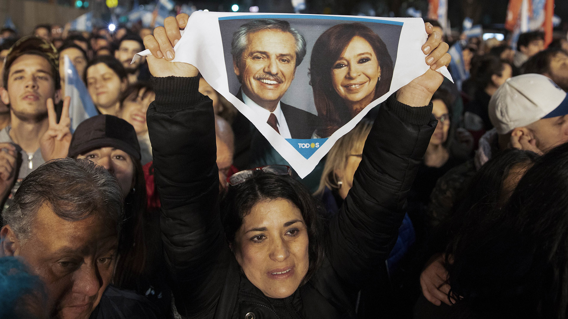 Una militante muestra su pañuelo con las imágenes de Alberto Fernández y Cristina Kirchner (AP Photo/Tomas F. Cuesta)