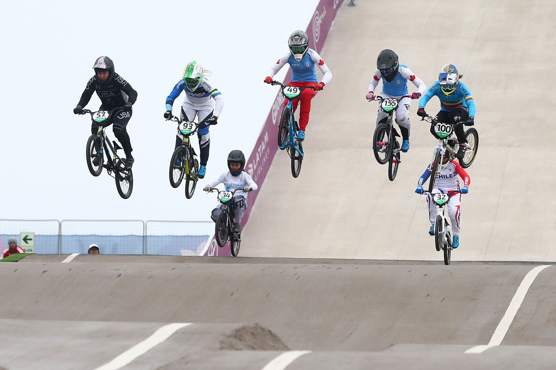 Los ciclistas vuelan en la prueba de BMX
