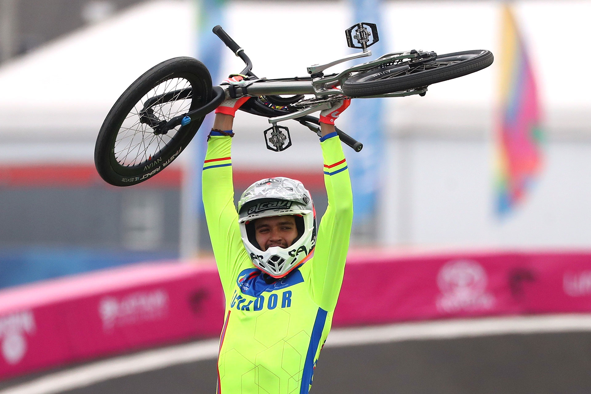 El festejo del ecuatoriano Alfredo Campo en BMX tras quedarse con el Oro