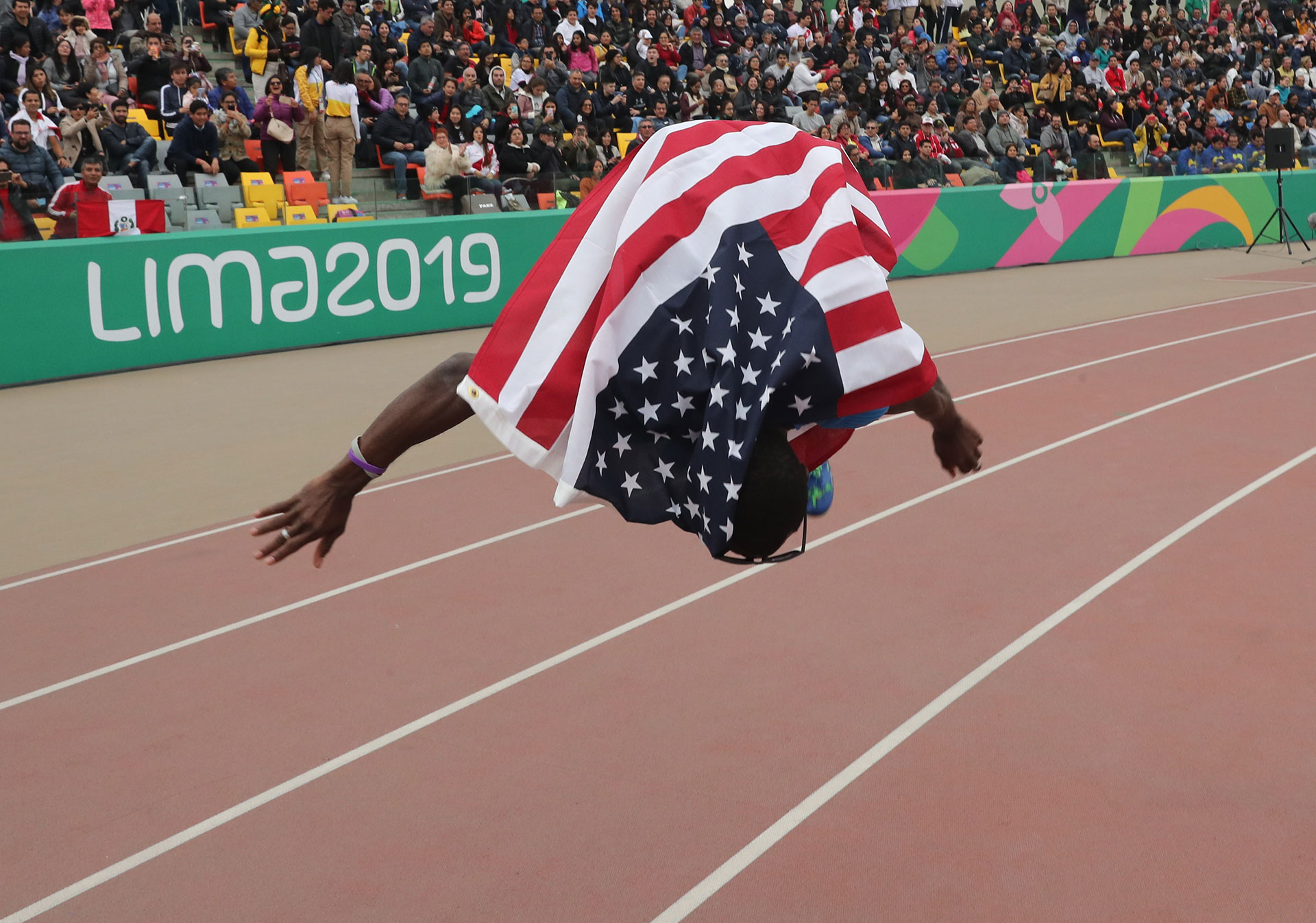 Omar Craddock, de Estados Unidos, celebra su triunfo en el triple salto