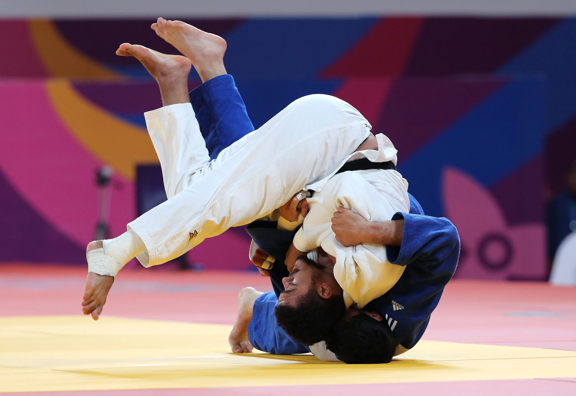 LA Smith, de Estados Unidos, y Thomas Briceno, de Chile, en acción por el Oro en judo