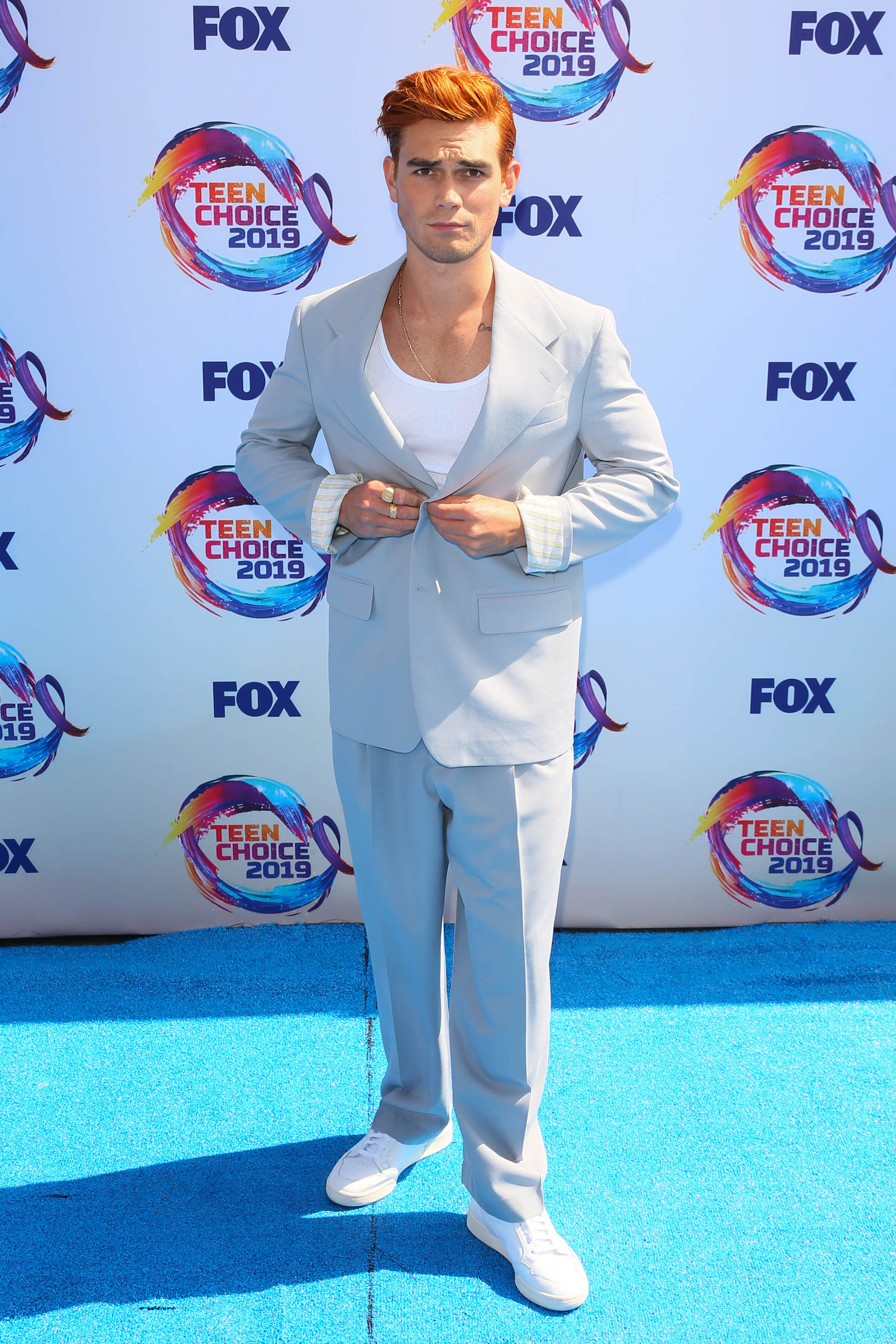 El actor KJ Apa con un look sastrero relajado