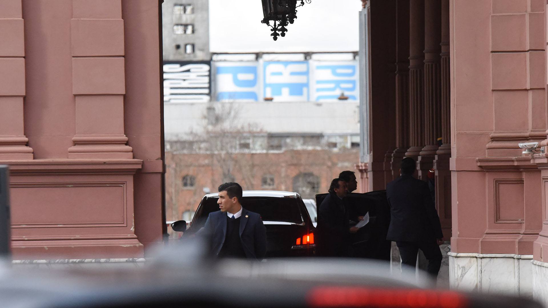 La llegada de los ministros a la reunión de Gabinete de hoy. (Franco Fafasuli)