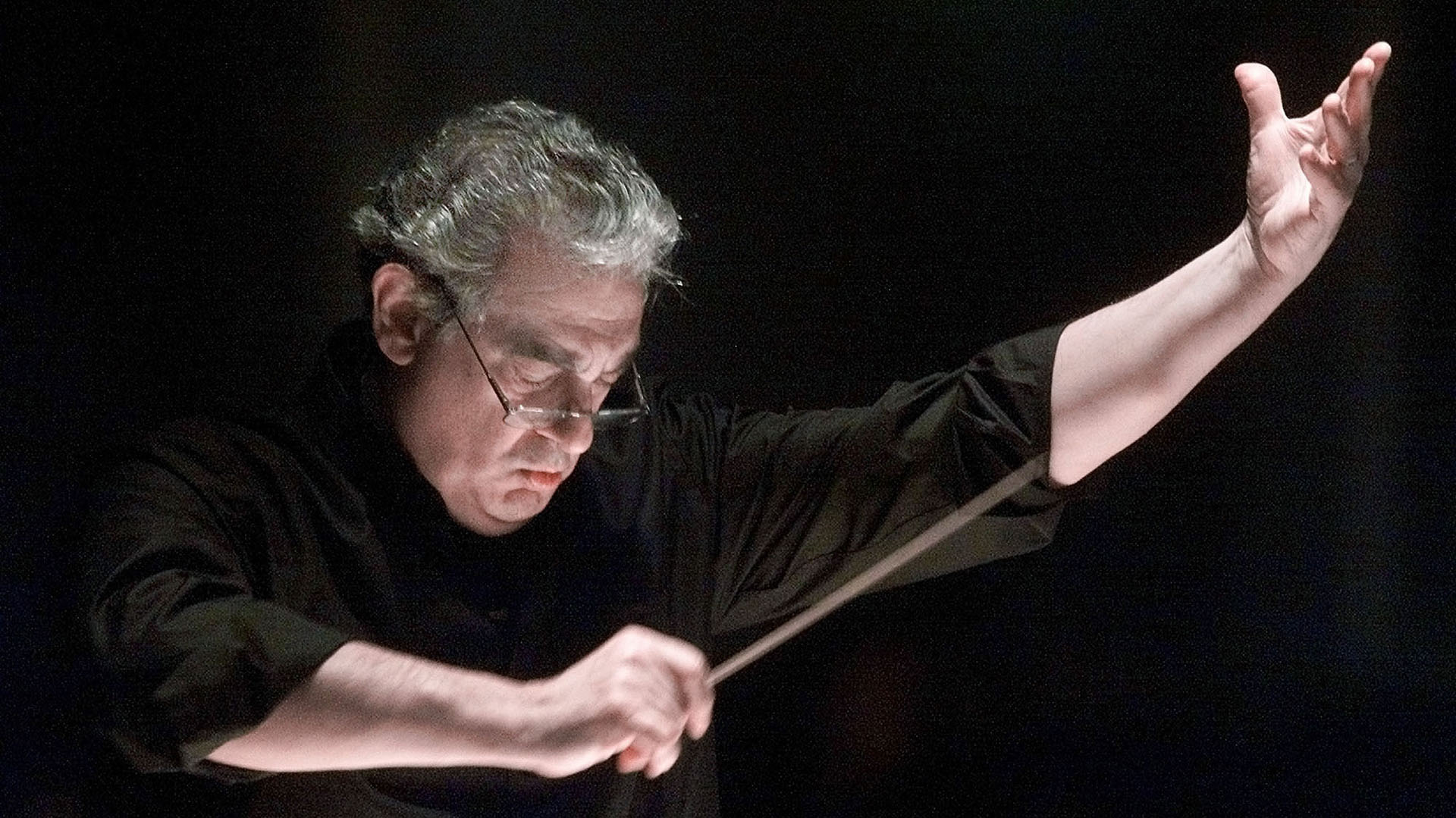 Plácido Domingo dirige la Orquesta y el Coro de la Ópera de Washington durante un ensayo del Réquiem de Verdi en el Salón de la Constitución de Washington en 2001. (Foto AP / Richard Drew)