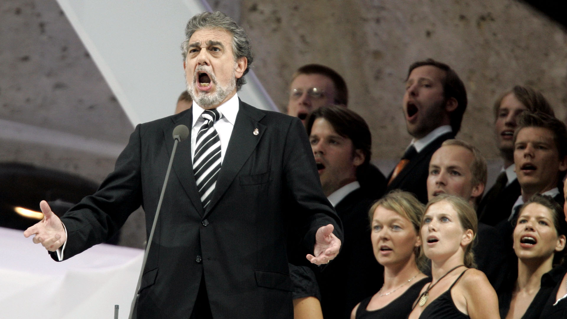 Plácido Domingo se presenta durante la final de la Copa Mundial de fútbol entre Italia y Francia en el Estadio Olímpico de Berlín en 2006. (Foto AP / Luca Bruno)