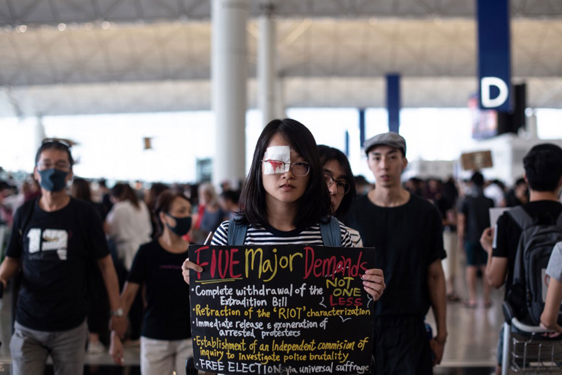 Una joven sostiene una pancarta durante la movilización (Foto de Philip FONG / AFP)