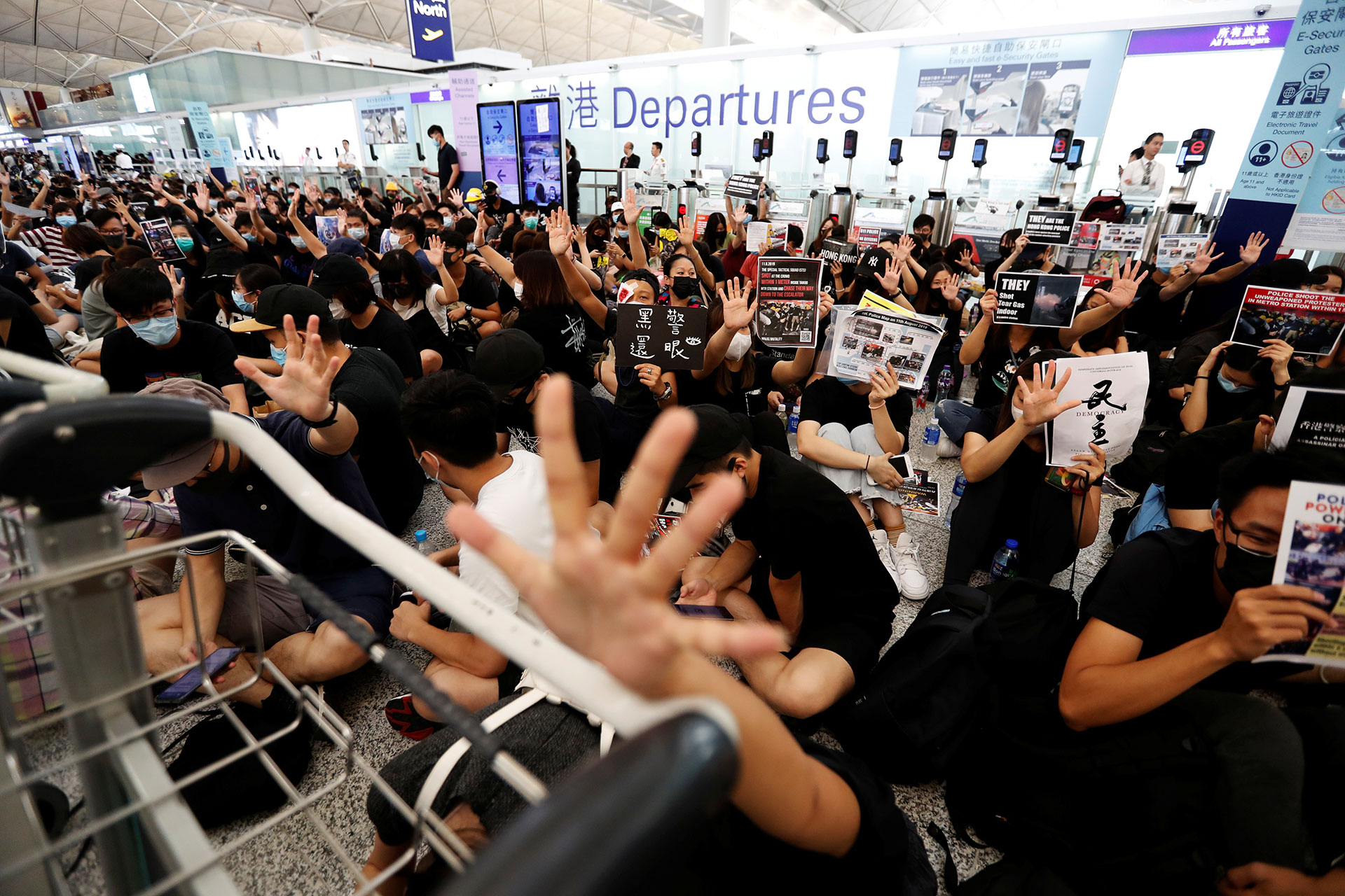 Los manifestantes antigubernamentales celebran después del anuncio de que todas las operaciones aeroportuarias fueron suspendidas debido a las protestas (REUTERS/Issei Kato).