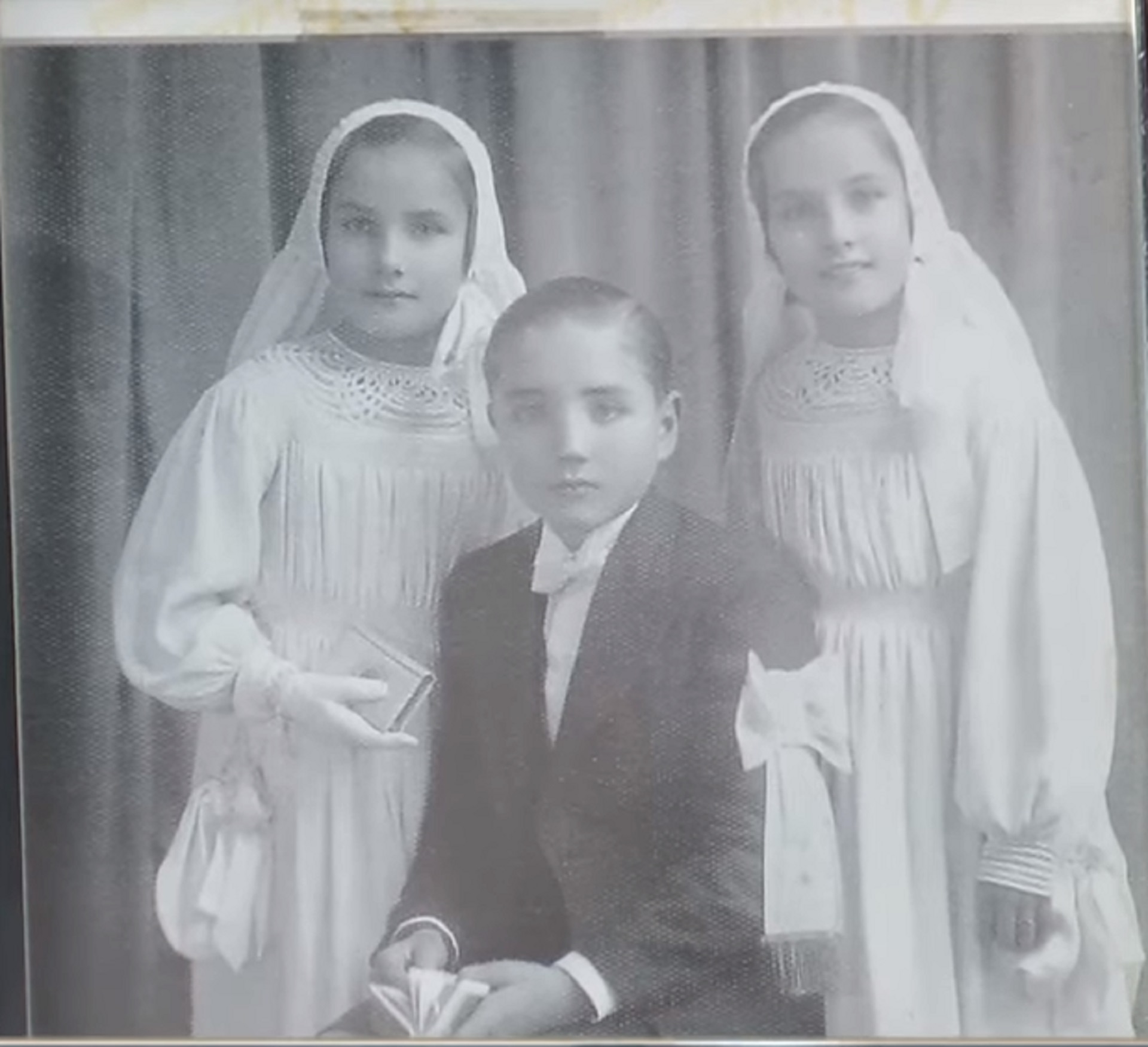 José Martínez Suárez con sus hermanas, Goldie y Mirtha, en la comunión en Villa Cañás