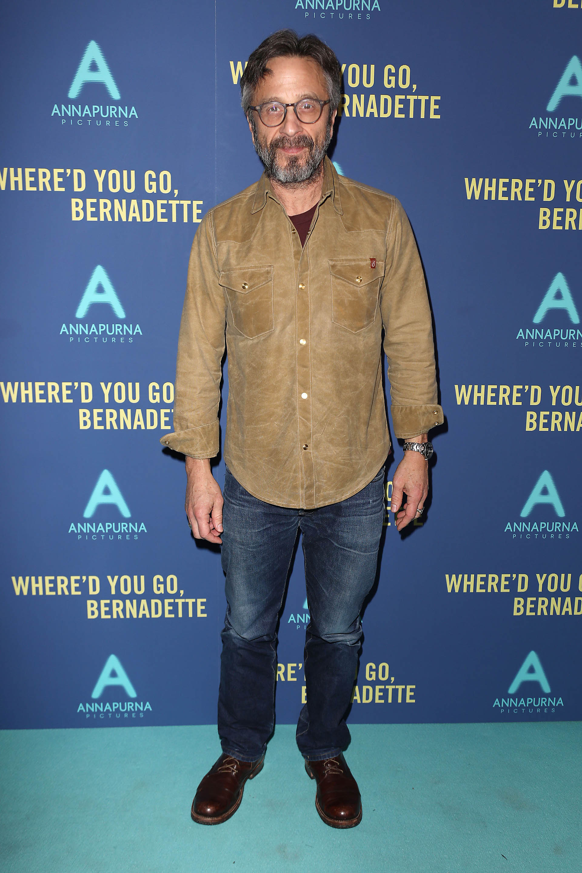 Fiel a su estilo, el comediante Marc Maron, en jeans y camisa
