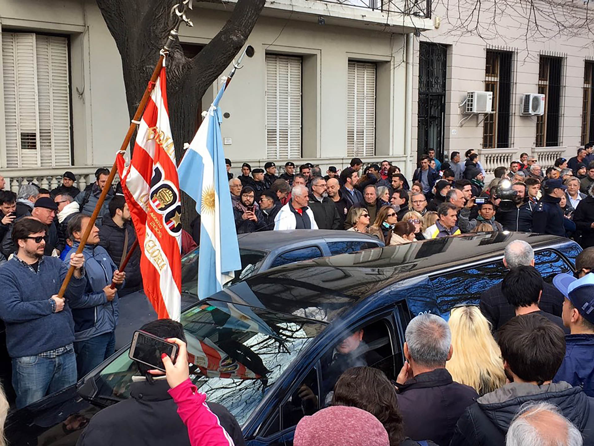 Con los colores de Estudiantes y de Argentina, y bajo una lluvia de aplausos y cánticos, despidieron al ex defensor