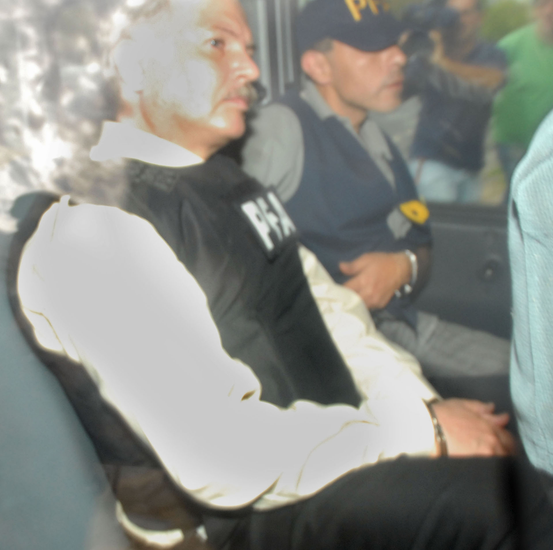 El represor, Ricardo Cavallo, cuando ingresó a los tribunales de Retiro. Había aterrizado solo una hora antes en Ezeiza, procedente de España. El ex marino enfrentó procesos por violaciones a los derechos humanos durante la última dictadura (NA)