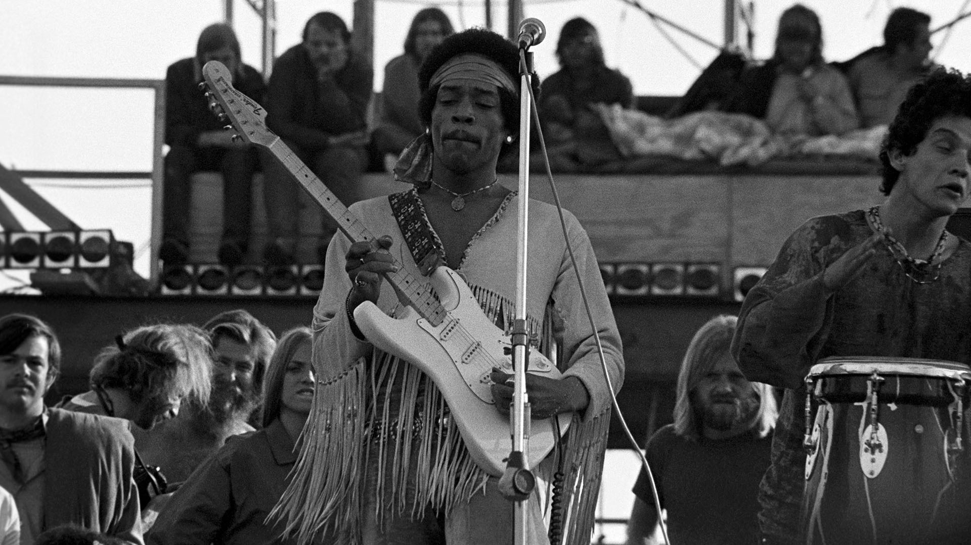 “Ustedes han probado al mundo de lo que somos capaces con un poco de amor, entendimiento y música”, dijo Jimi Hendrix al cerrar el festival (Peter Tarnoff/Mediapunch/Shutterstock)