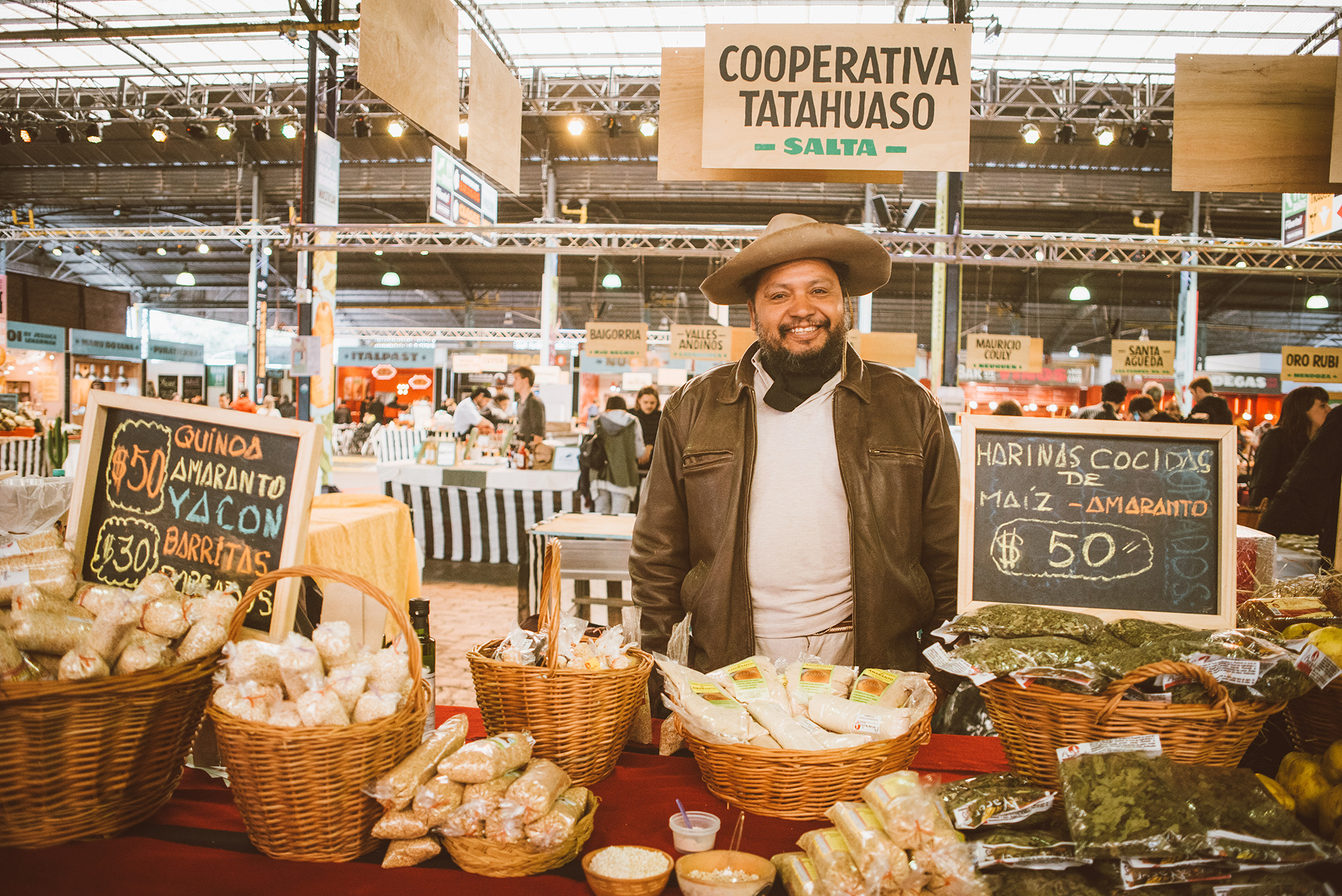 En la feria no faltarán los quesos de distintas provincias (San Juan, Salta, Jujuy, Córdoba, Tucumán y Buenos Aires), los destilados argentinos y la harina de sarraceno, trigo, maíz, algarroba, teff y kamut