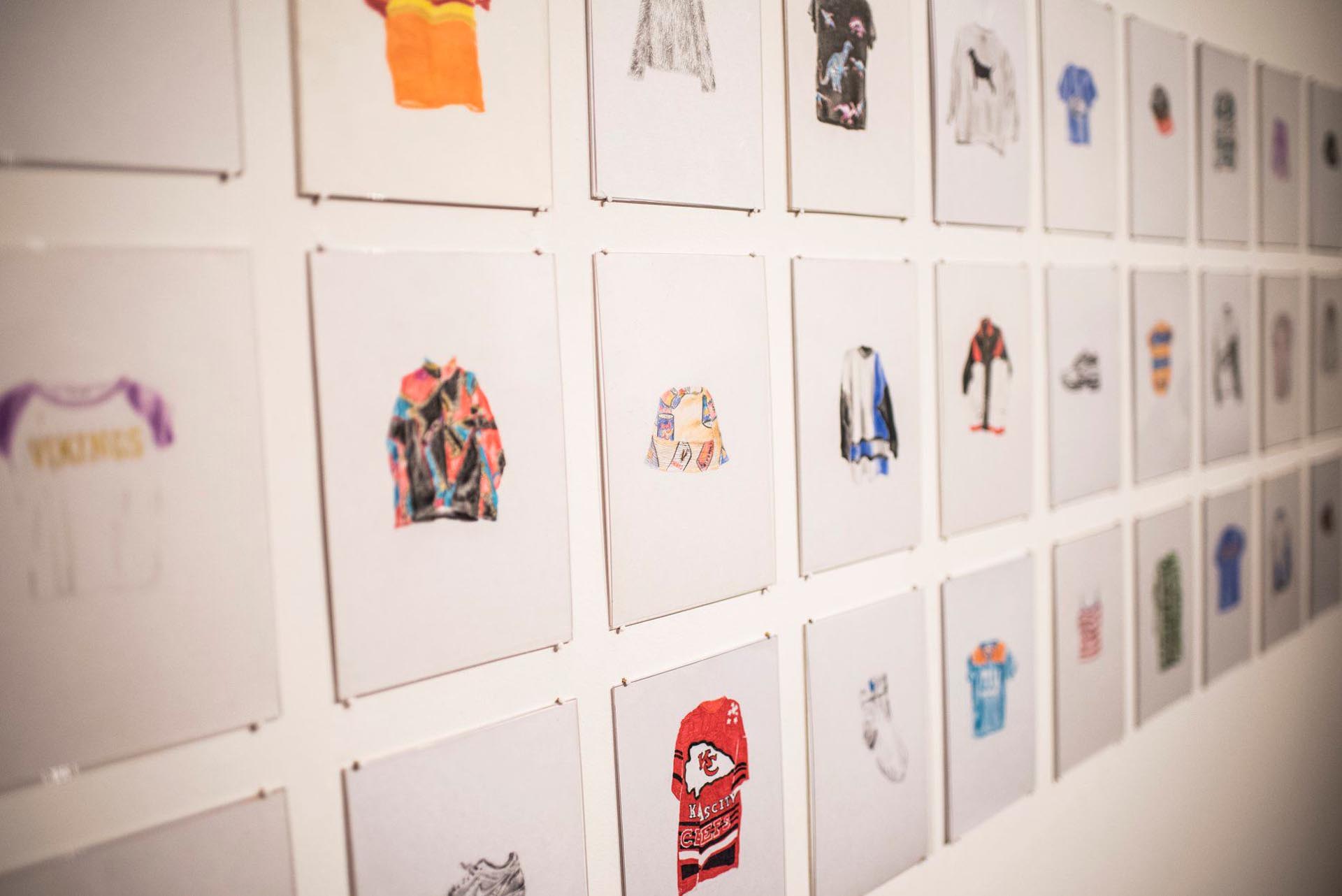 La muestra presenta una serie de dibujos que representan las prendas de los mercados marginales