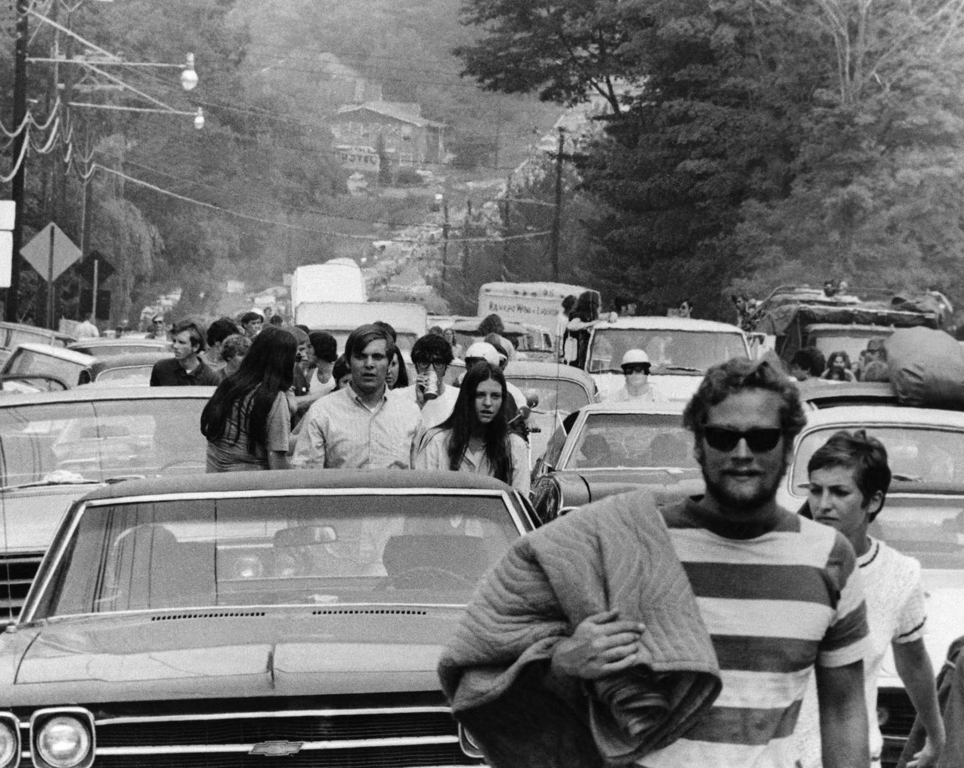 Los autos, buses y camiones quedaban en la ruta. El caos reinaba. Había 40 kilómetros de cola para poder acceder a la granja donde se desarrollaría el festival (AP Photo)