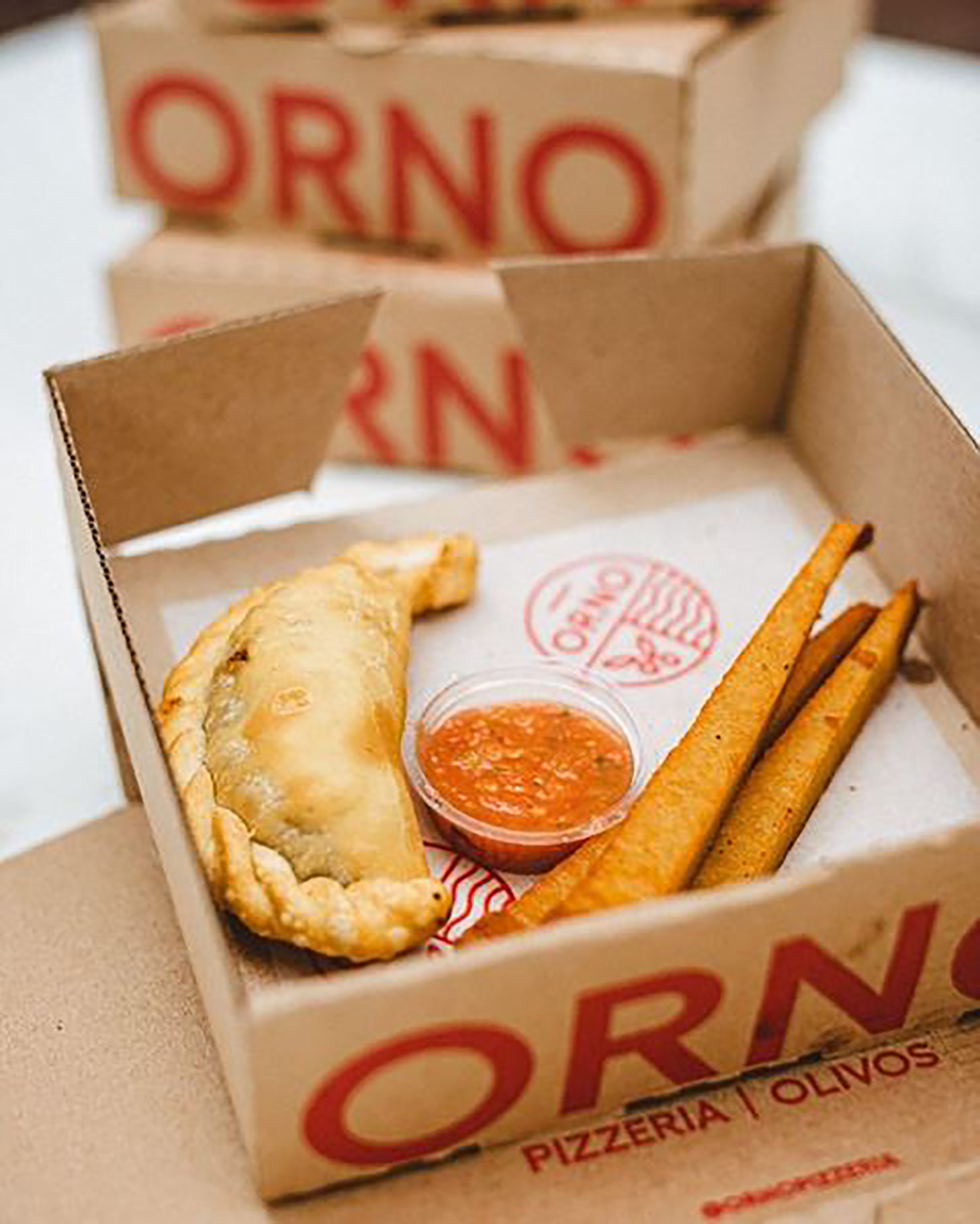 Empanada frita de carne cortada a cuchillo + fainá sticks + dip de tomate natural por Orno y La Panadería de Pablo
