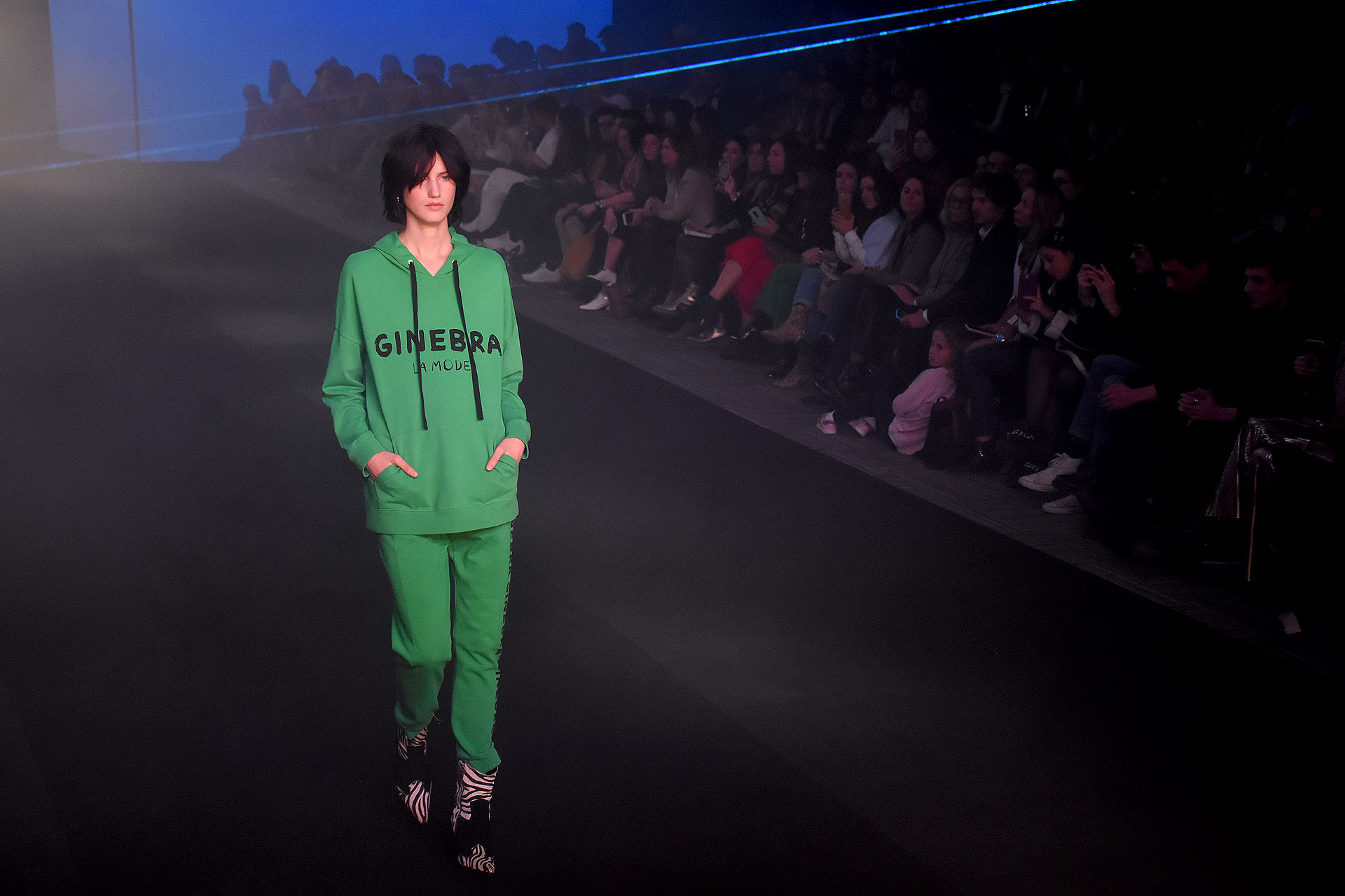 La tendencia sporty con las botas estuvo presente en la pasarela de Ginebra con colores estridentes como el verde esmeralda y el print de cebra