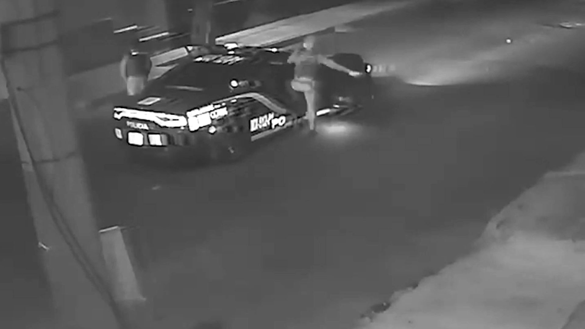 nueve minutos después de que la joven llegara al domicilio de puerta blanca aparece una patrulla, que al ver a la muchacha se detiene y se estaciona para dialogar con ella. (Foto: Captura de pantalla)