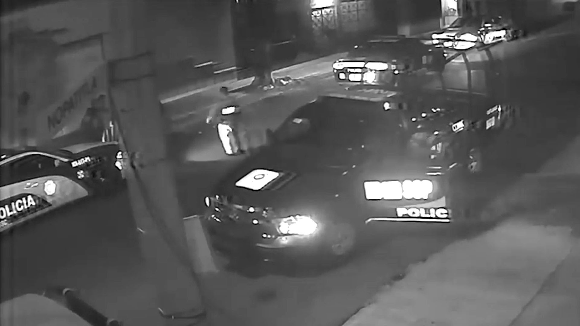 Al lugar arribaron ocho elementos de la policía para atender a la joven. (Foto: Captura de pantalla)
