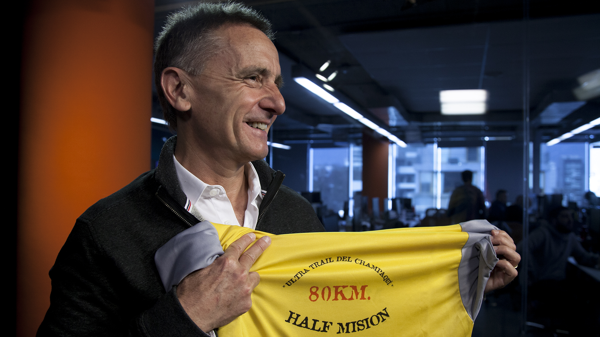 En Infobae con la remera que tenía cuando cayó de la montaña (Crédito: Santiago Saferstein)