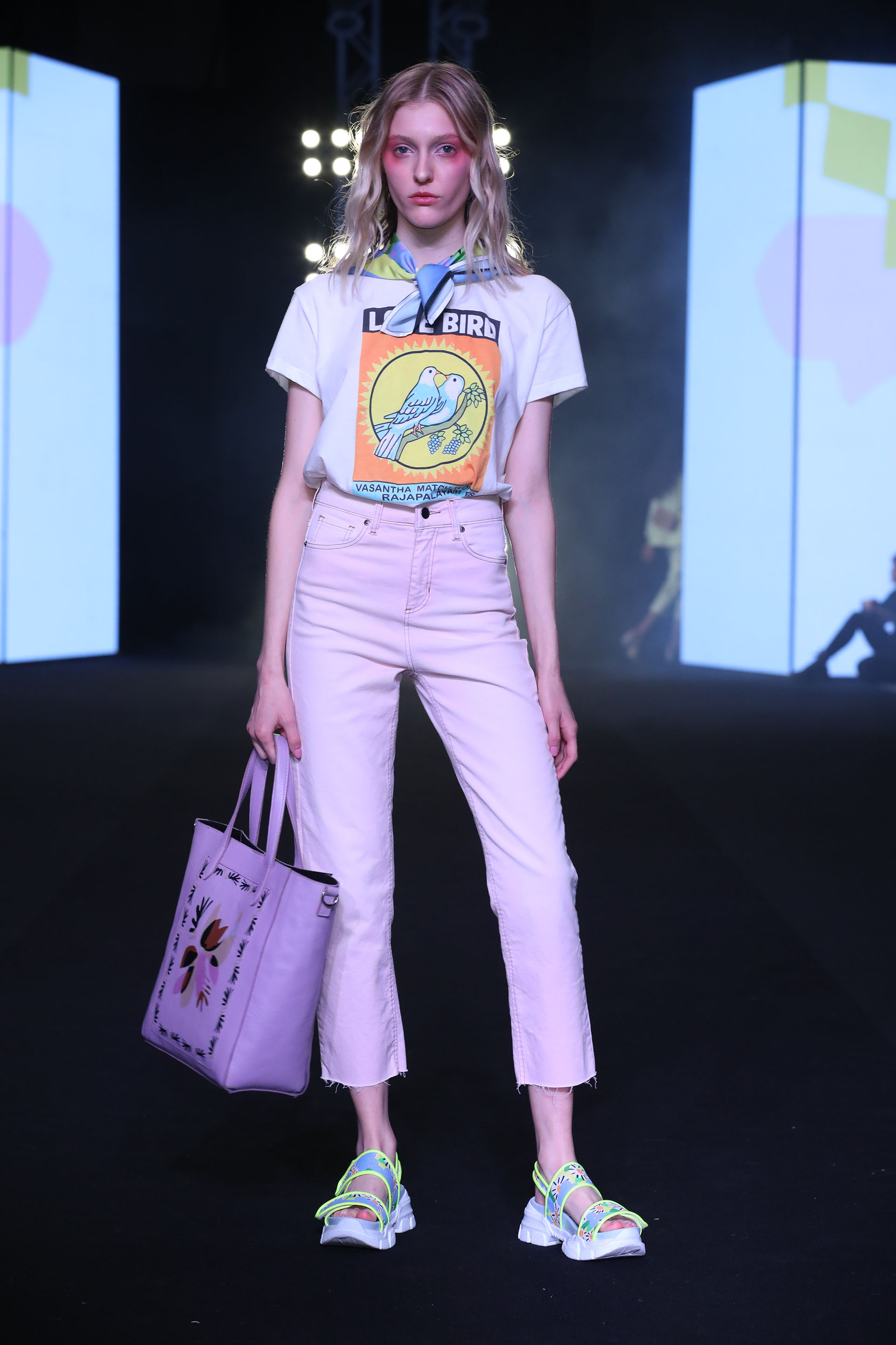 Para esta colección la diseñadora incorporó a la línea tejidos jacards con dibujos representativos de la temática y jeans estampados