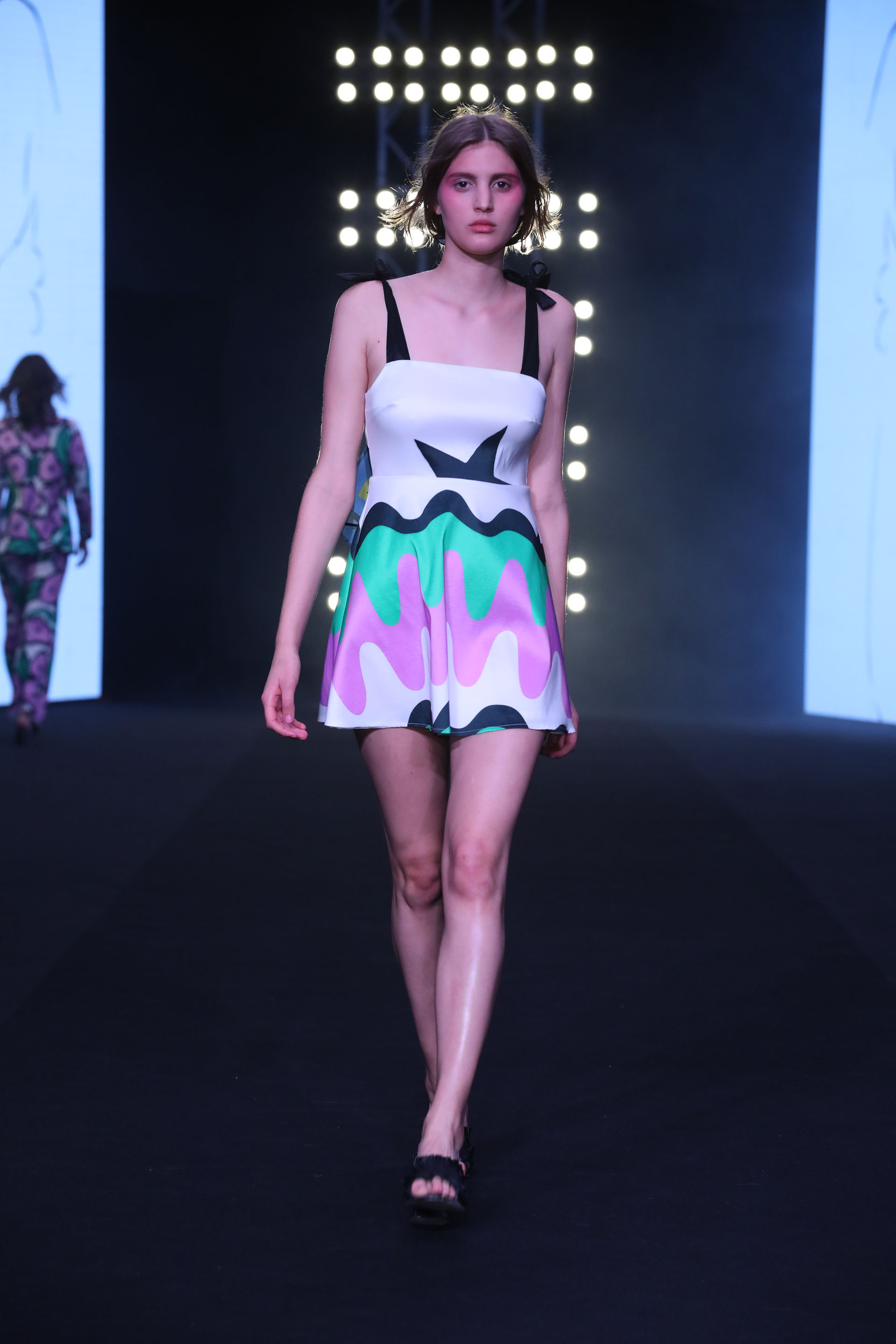 Mila Kartei presentó en BAFWEEK su colección Collage a puro color, con estampados que combinaron colores pasteles con verde esmeralda y fucsia