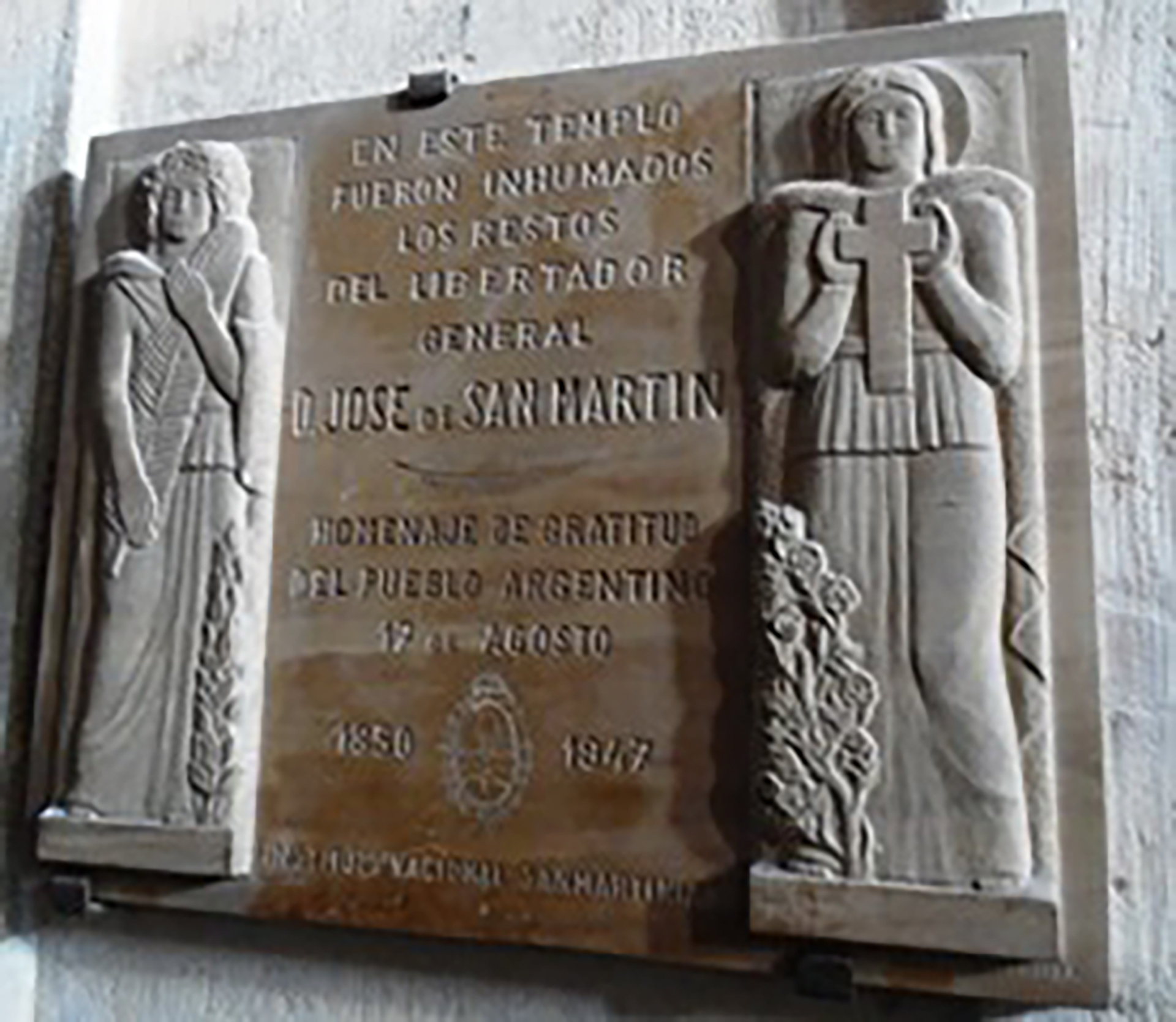 Placa en la cripta de Notre-Dame de Boulogne-sur-mer que recuerda que allí fueron inhumados los restos de San Martín
