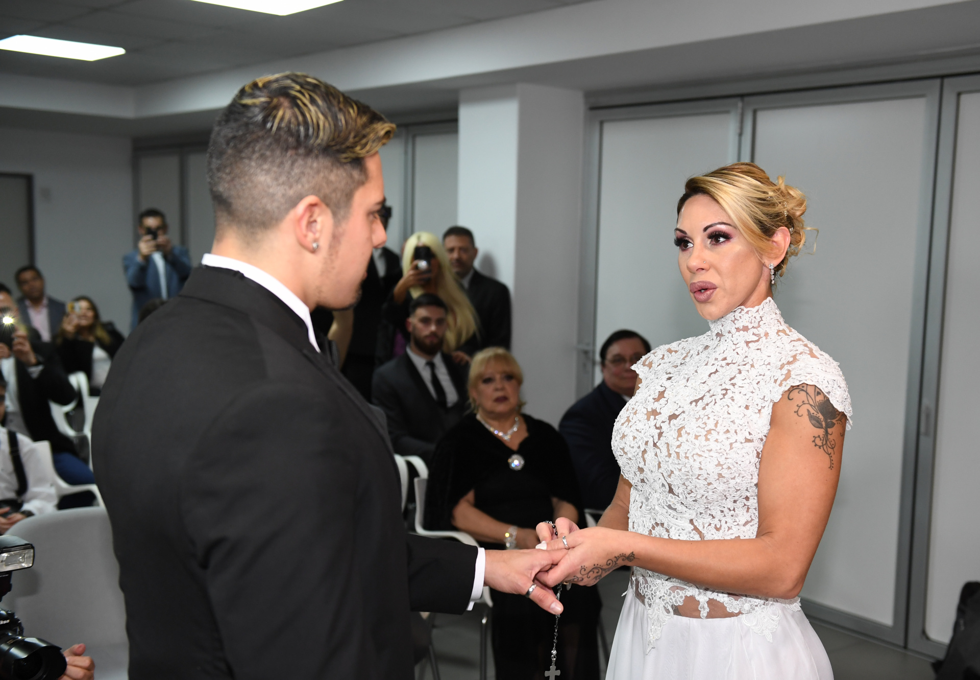 Familiares y amigos íntimos acompañaron a la pareja durante la ceremonia