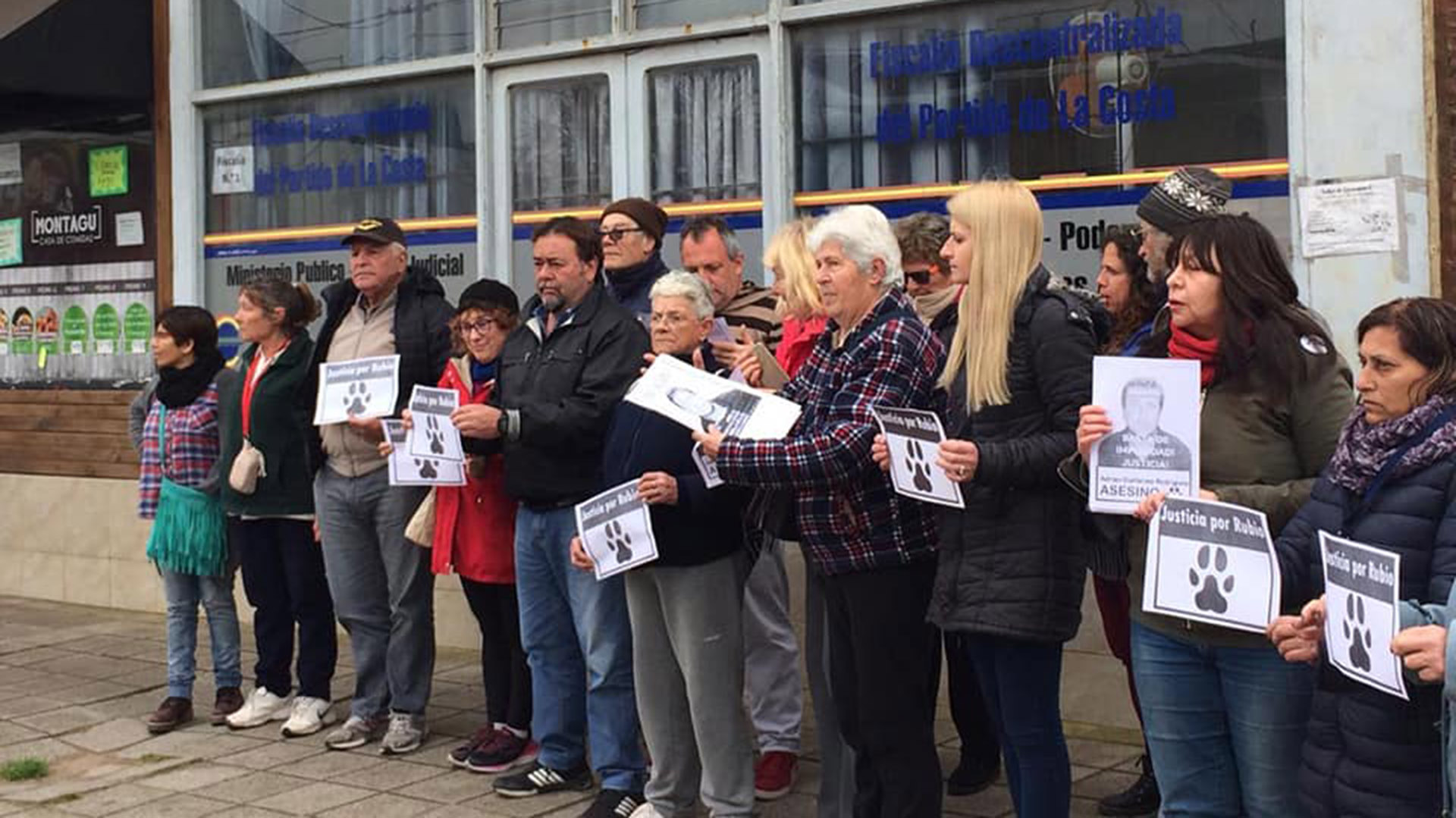 Los vecinos se manifestaron en la puerta de la Fiscalía de Mar del Tuyú para pedir justicia por Rubio (Gentileza: Activistas Animalistas de la Costa)