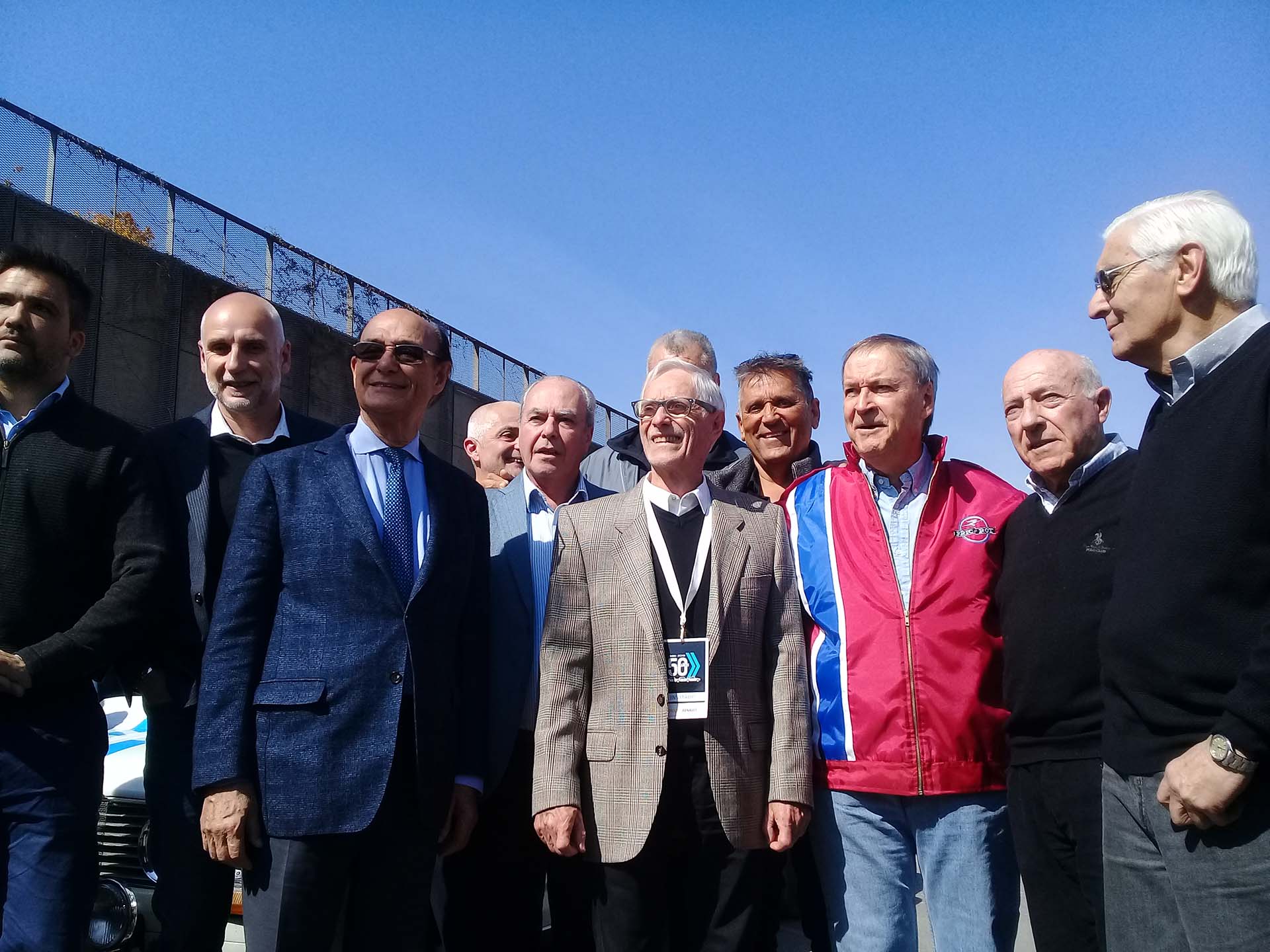 En la distinción que recibió en la Ciudad de Córdoba. A su izquierda están Gabriel Raies (múltiple campeón de rally), el gobernador Juan Schiaretti y dos de los pilotos que estuvieron en Nurburgring, Oscar “Cacho” Fangio y Oscar Franco.