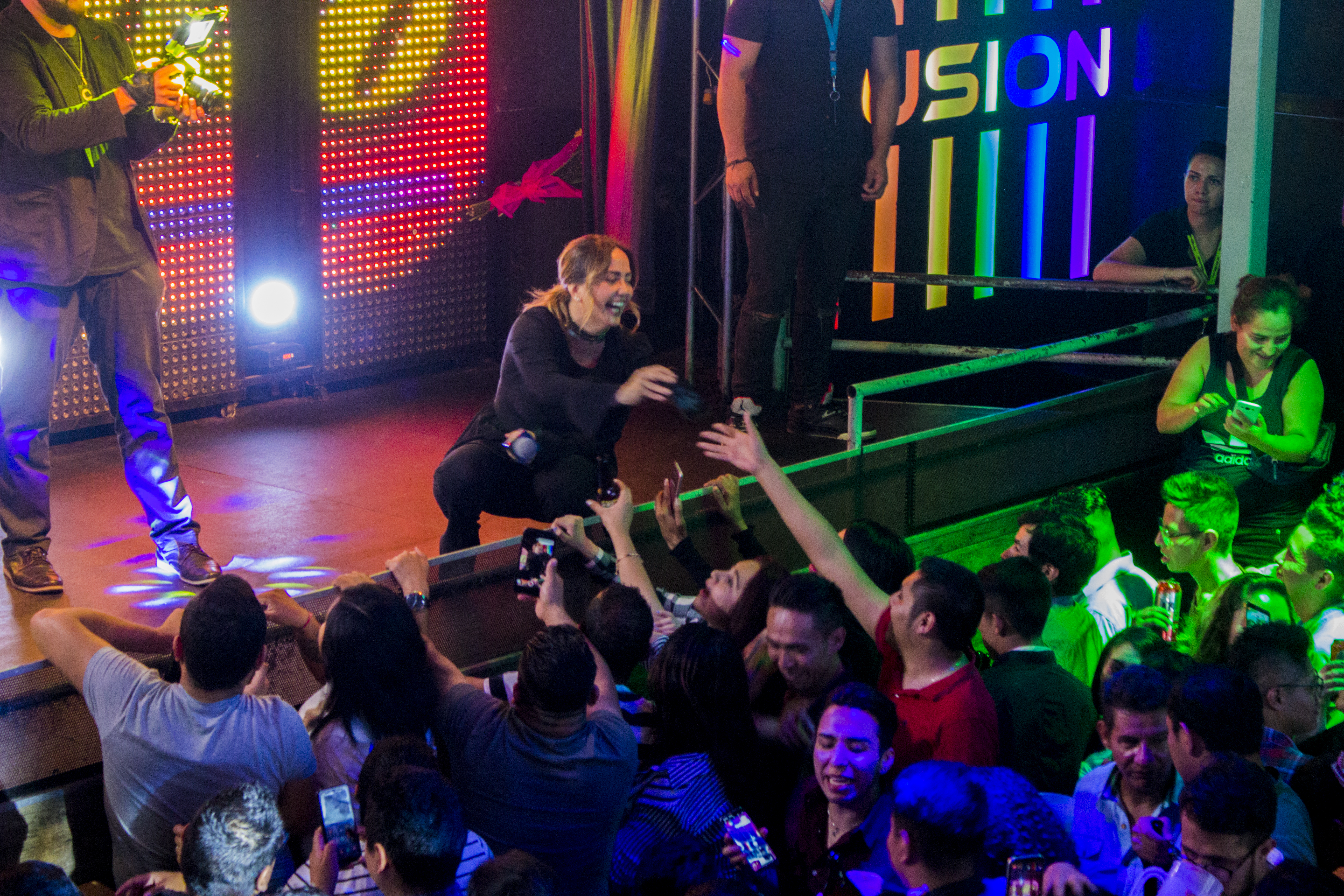 La conductora se tomó fotos con sus seguidores (Foto: Hugo Lago/ Infobae)