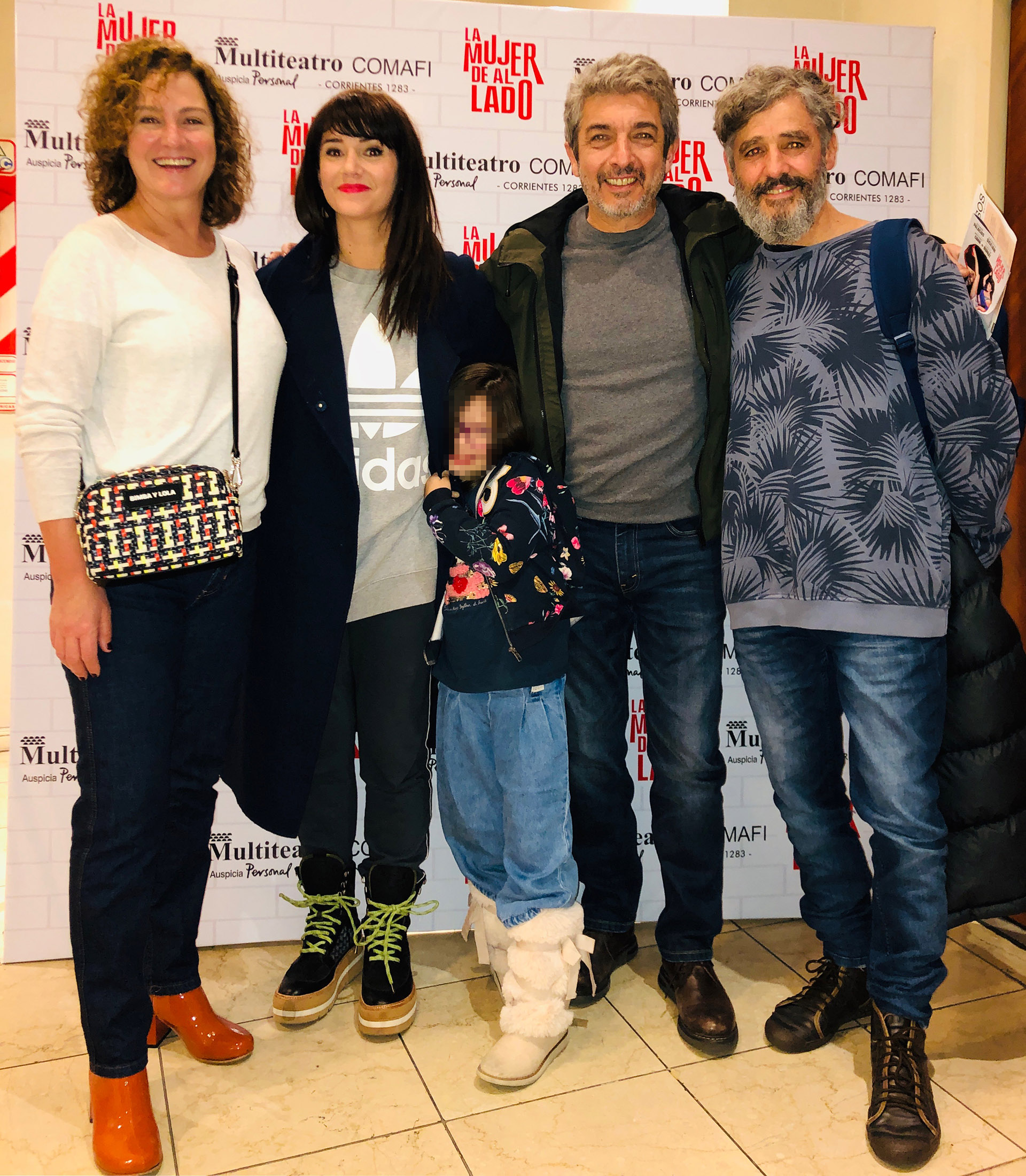 En el lanzamiento de “La odisea de los giles”, la película de Ricardo Darín, Griselda Siciliani asistió al estreno para apoyar al actor. Esta vez fue el turno de Darín y su esposa, Florencia Bas, de ir a ver “La mujer de al lado”, la obra que realiza la bailarina con Germán Palacios