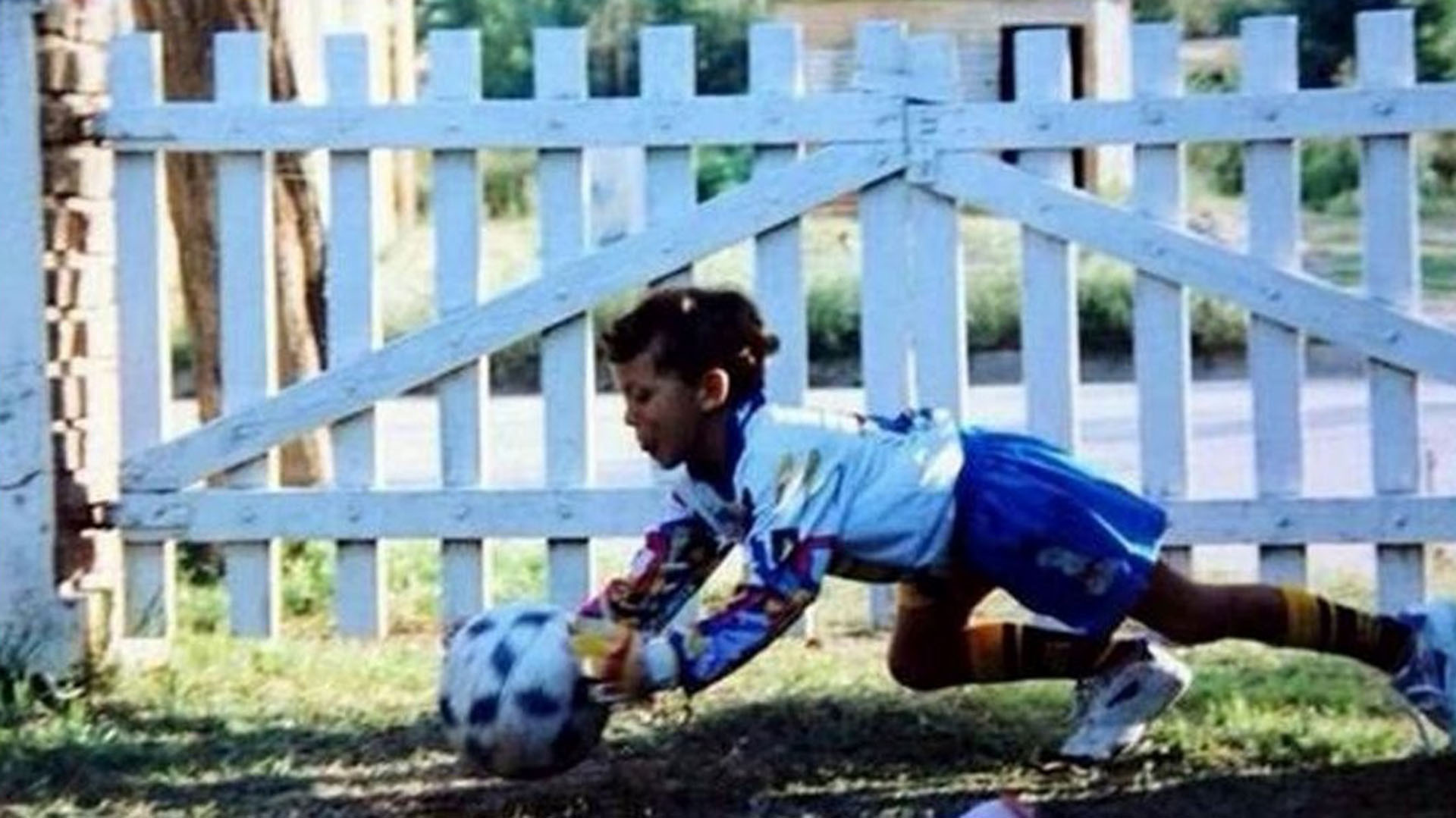 El joven arquero con el buzo que usaba Navarro Montoya es Agustín Marchesín