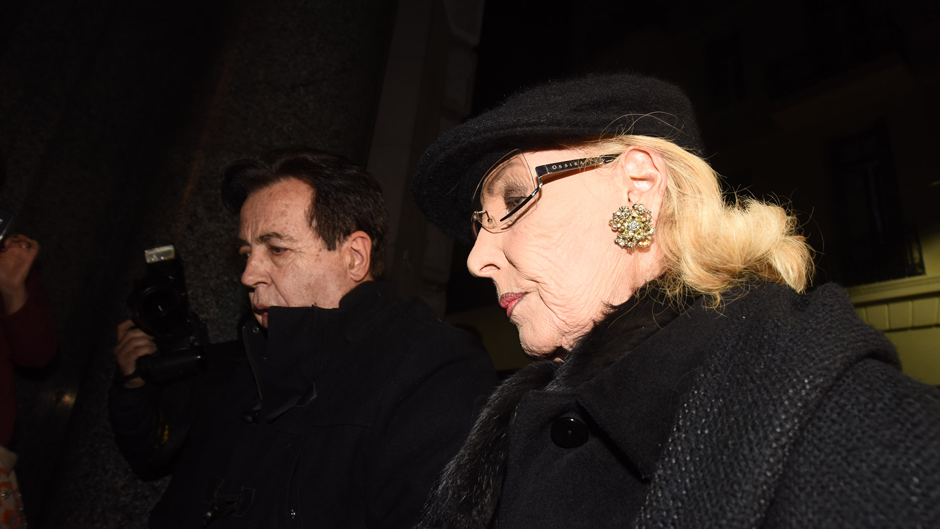 La diva llegó acompañada por su histórico asistente, Héctor Vidal Rivas