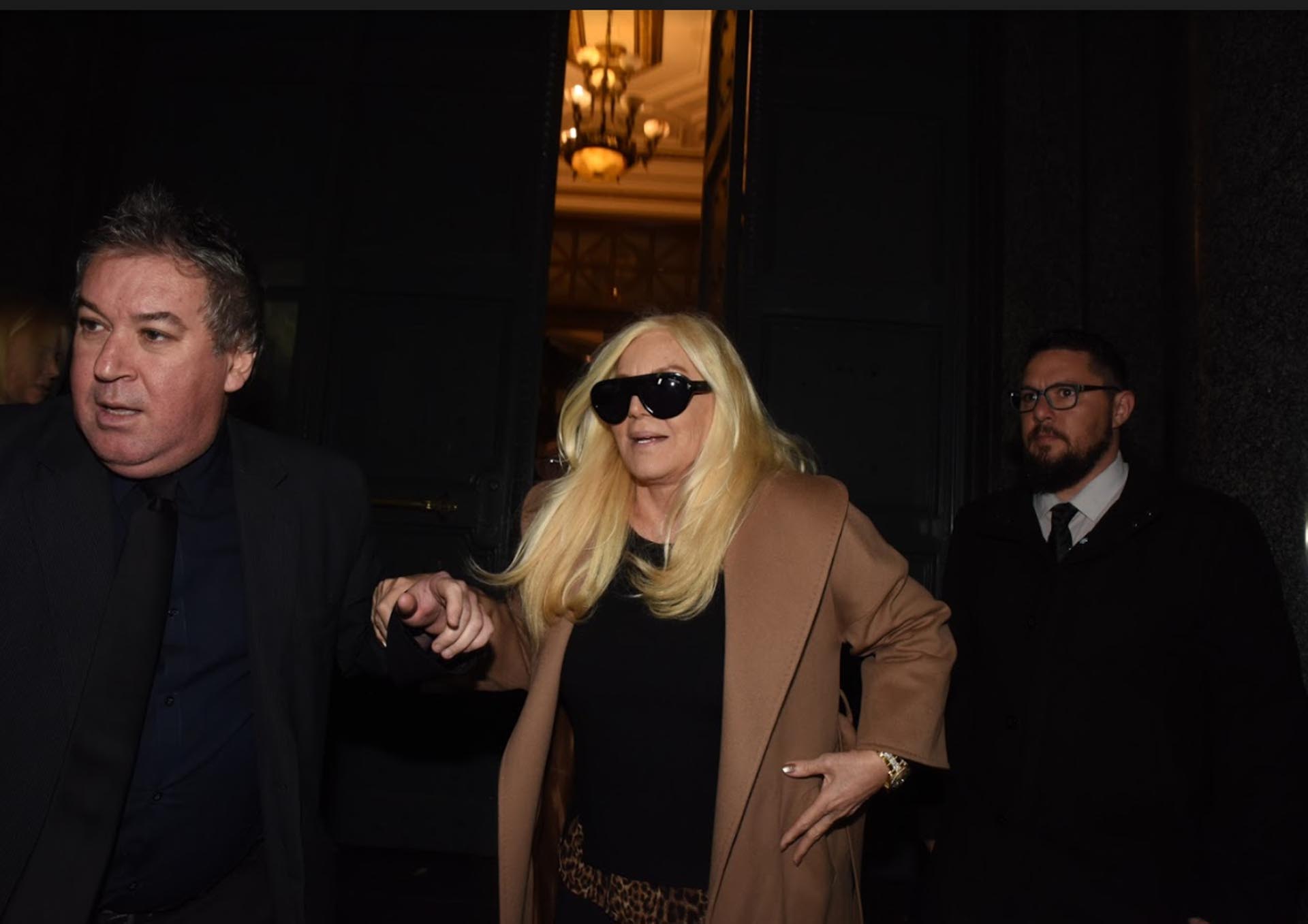 Al momento de retirarse de la sala velatoria, Susana se mostró consternada por el fallecimiento del hermano de Mirtha