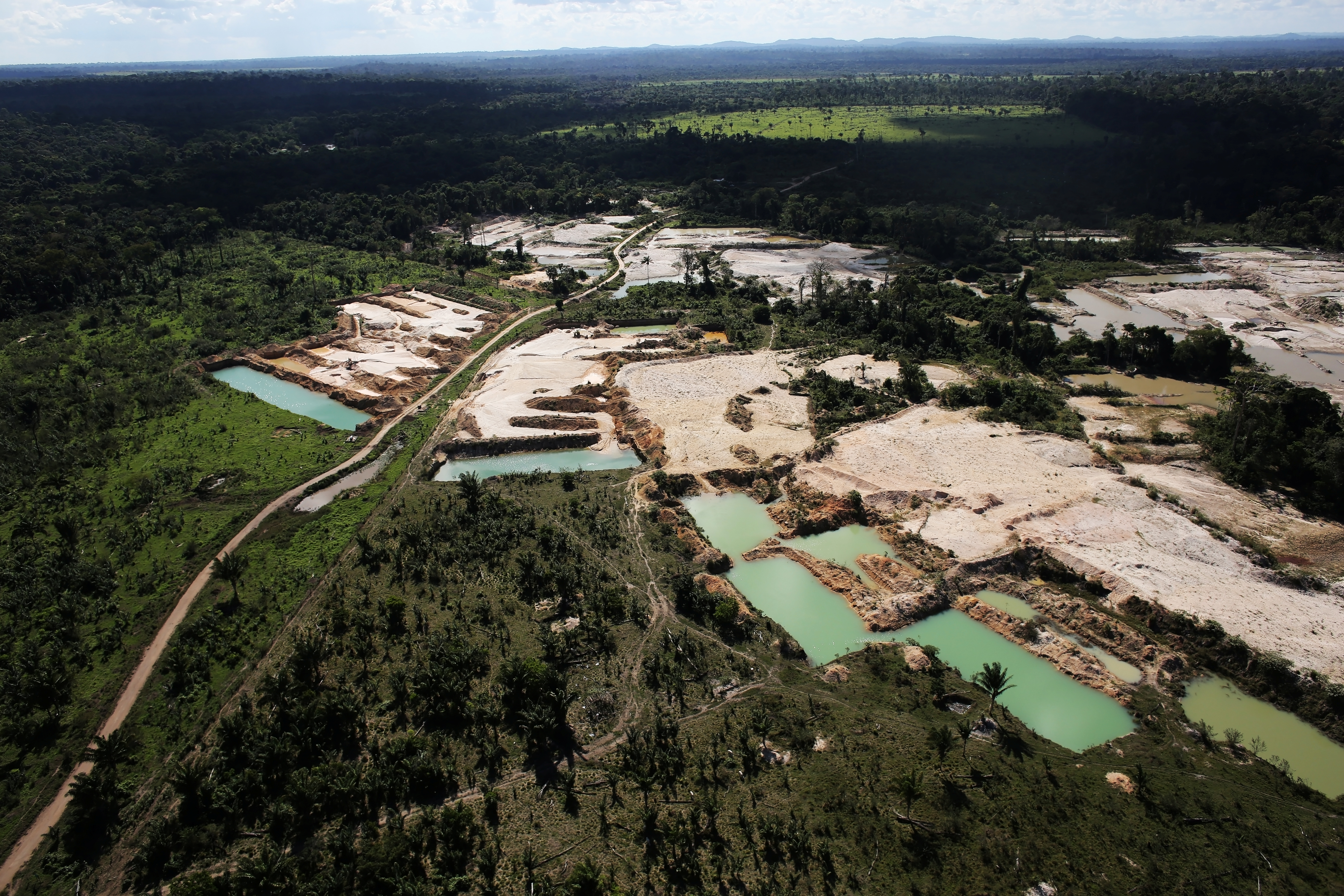 Imagen de una mina de oro ilegal en una zona deforestada en el Amazonas de Brasil (Reuters/ Nacho Doce/ archivo)