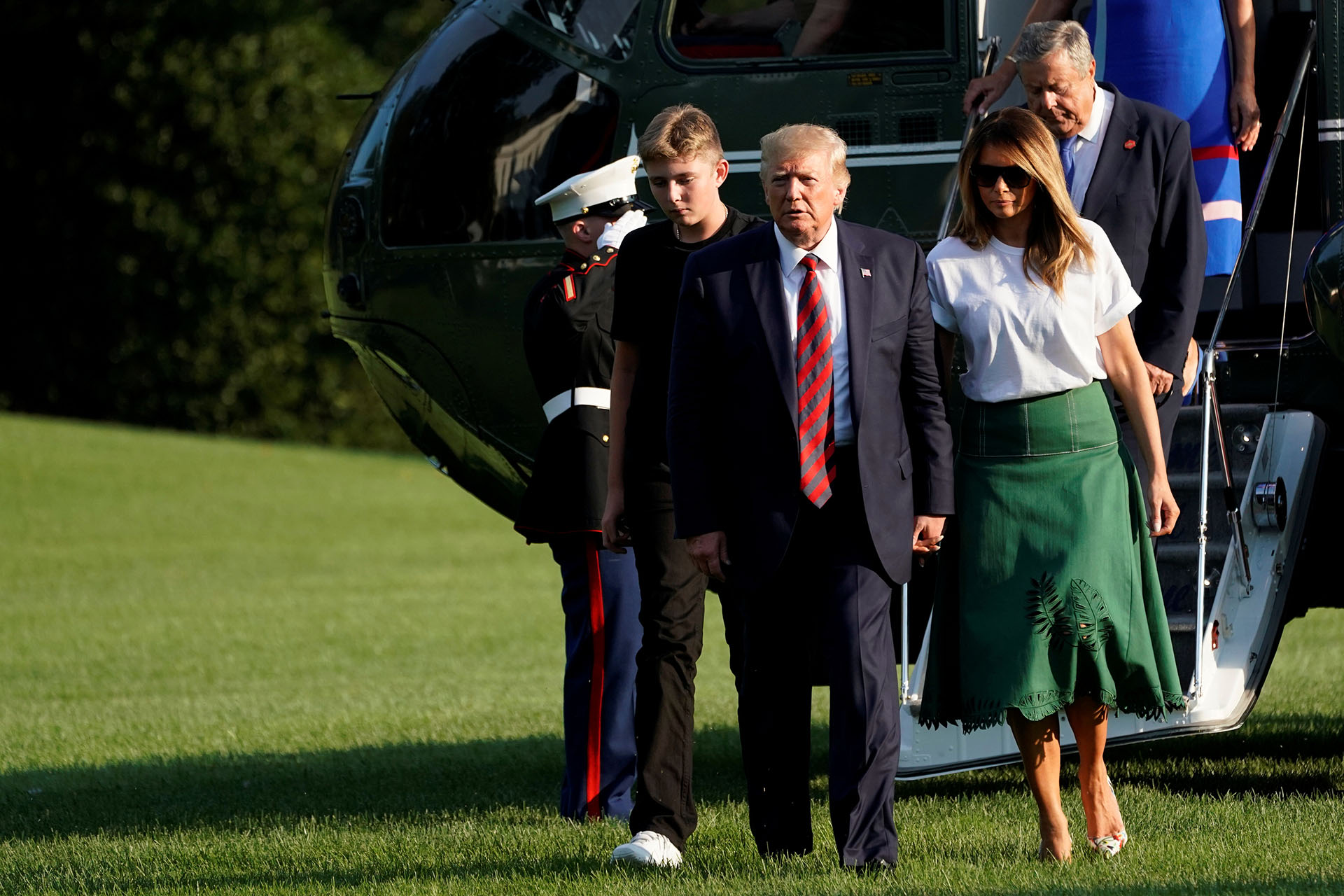 Barron, Donald y Melania Trump, volvieron de sus lujosas vacaciones junto en Bedminster, Nueva Jersey.