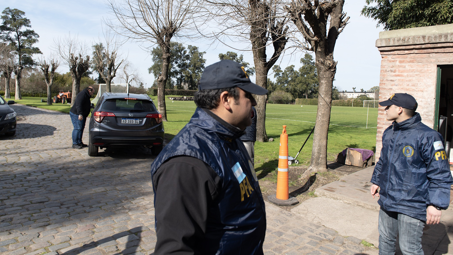 Seguridad de la Policía Federal en Los Abrojos. En el fondo, el automóvil del presidente del Banco Central, Guido Sandleris