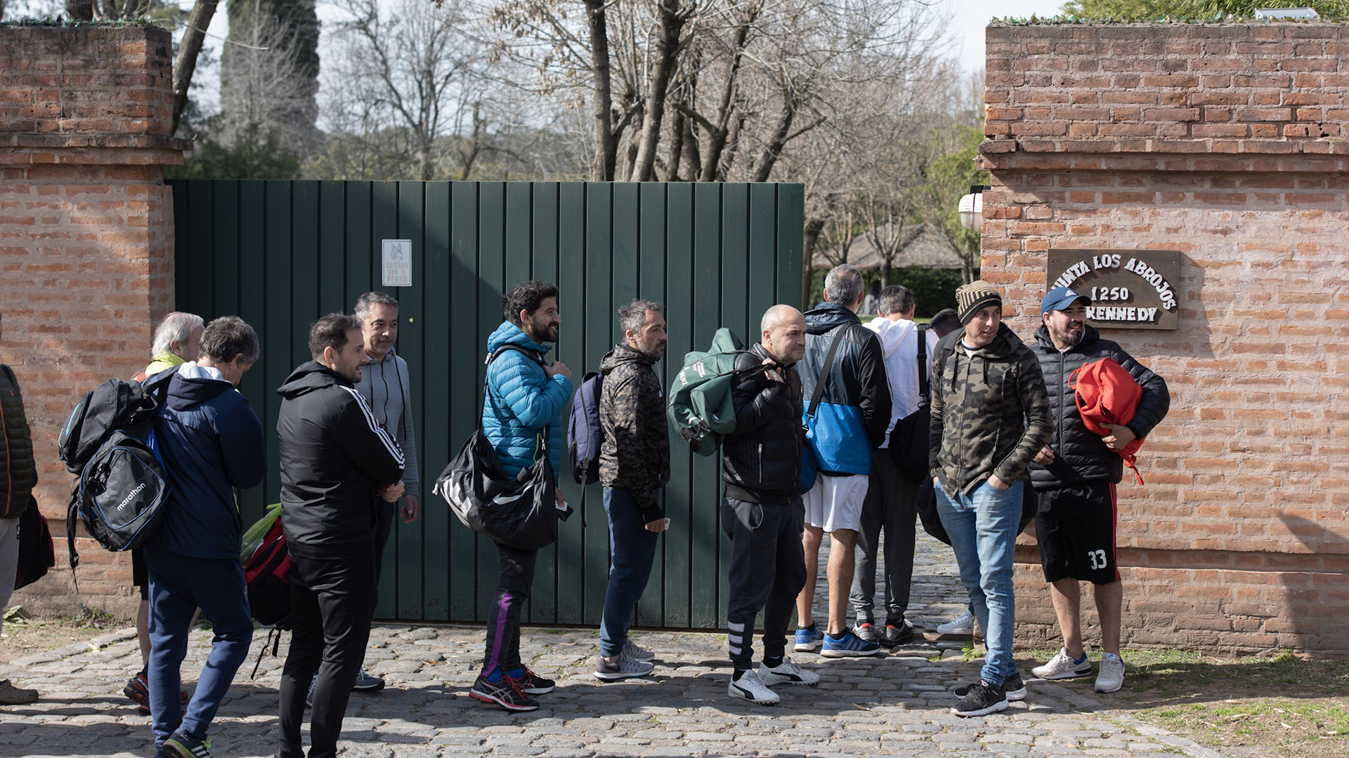 Los aficionados que participan del campeonato de fútbol ingresan a la Quinta