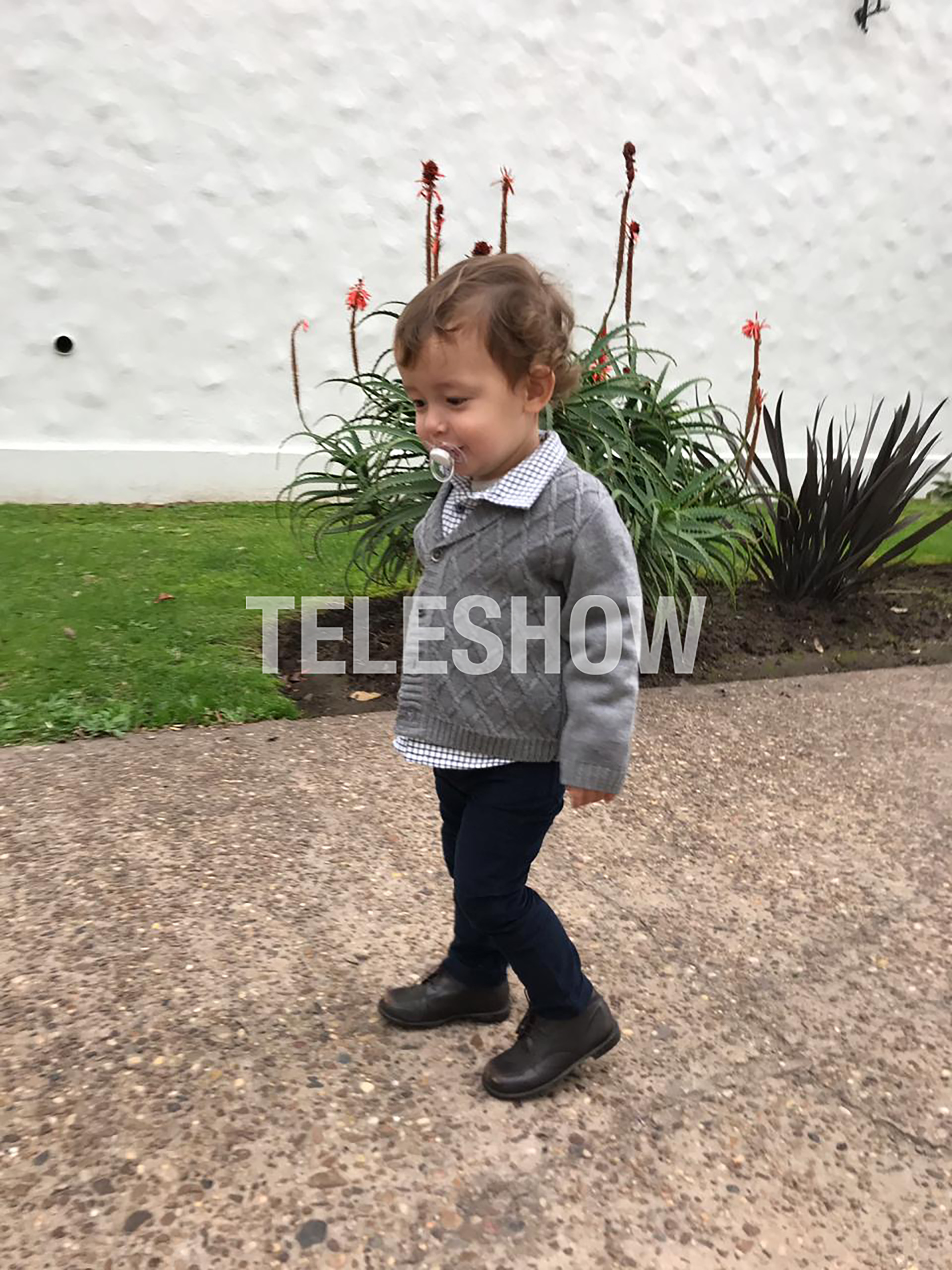 Pedro caminando por los estudios que quedan en Don Torcuato