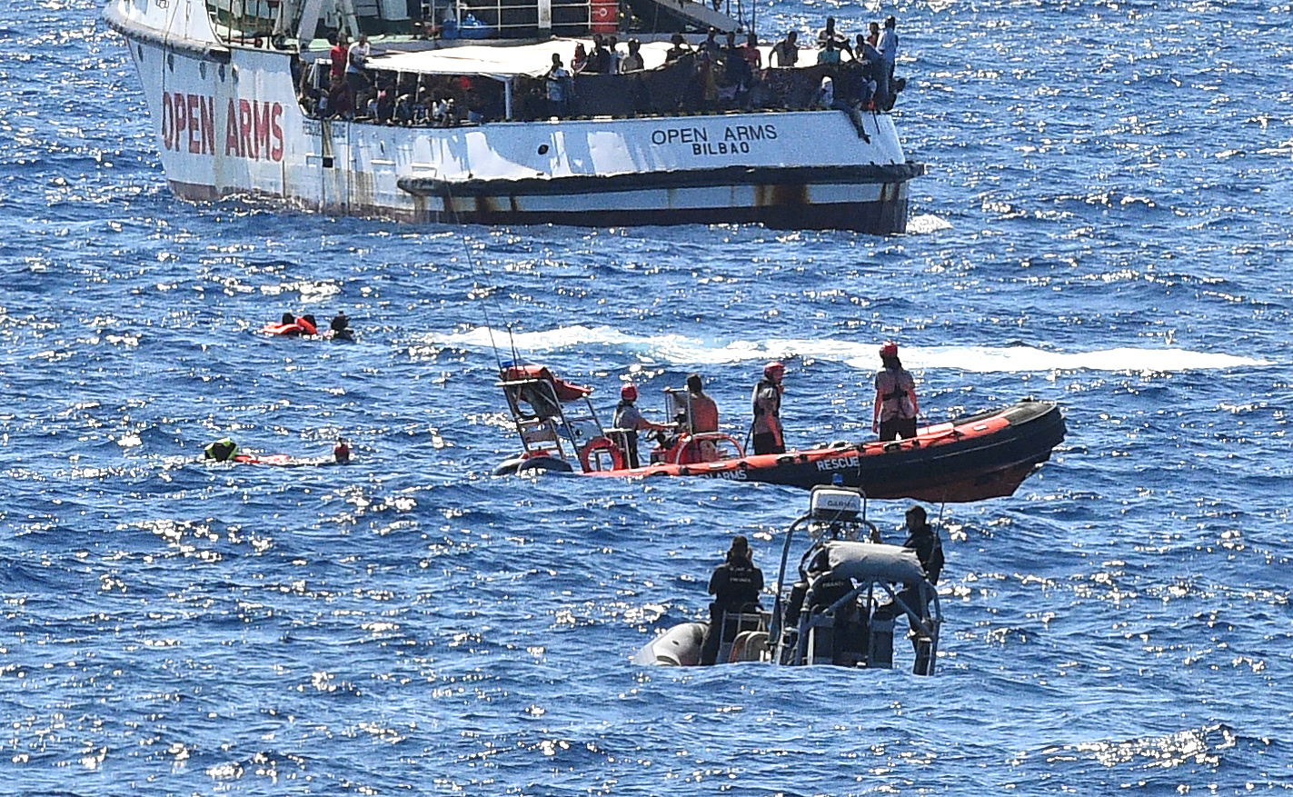 Muchos de los que saltaron estuvieron a punto de ahogarse y debieron ser rescatados (REUTERS/Guglielmo Mangiapane)