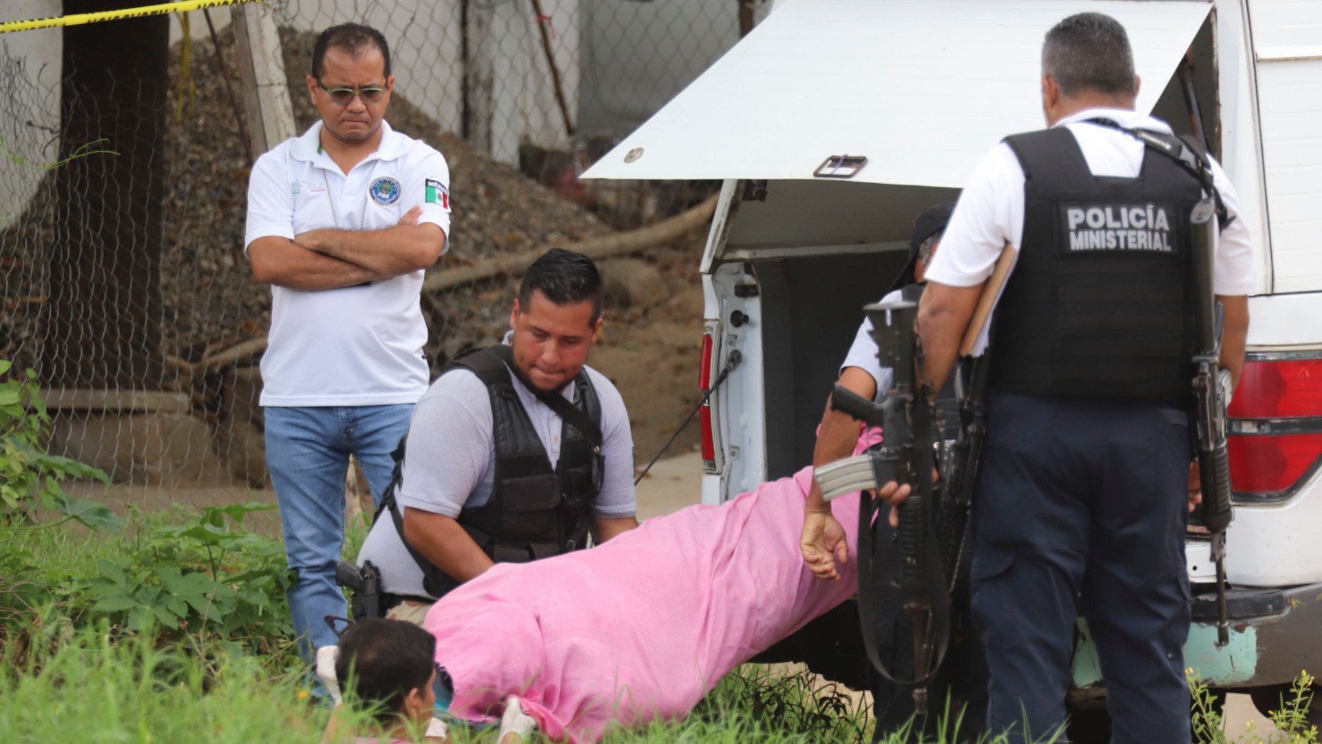 En Acapulco, Guerrero el cuerpo de una mujer policía fue abandonado sin vida y envuelto en una toalla (Foto: Cuartoscuro)