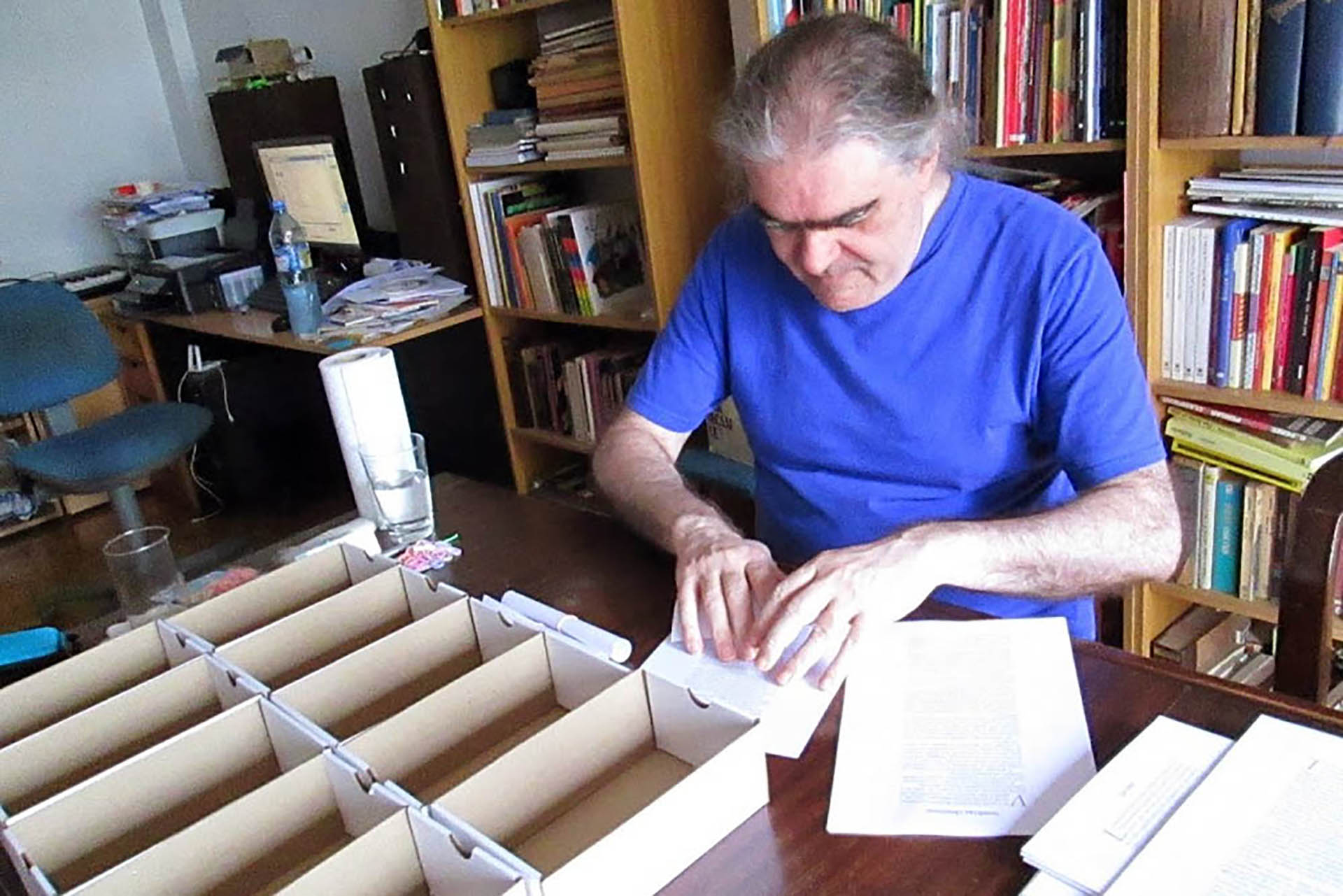Eduardo Abel Giménez trabajando en sus producciones artesanales