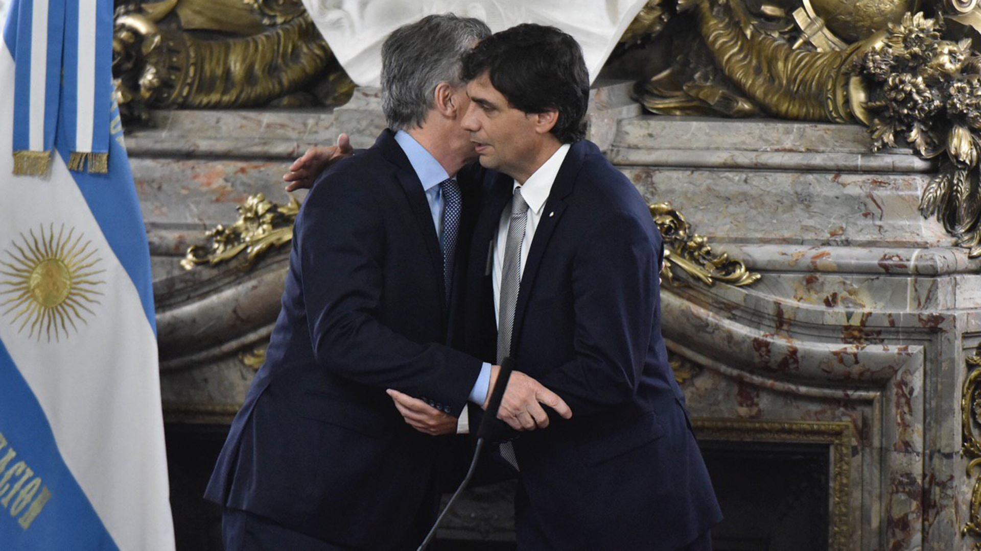 Macri y Lacunza en el Salón Blanco, después de su jura como ministro de Hacienda. (Adrián Escandar)