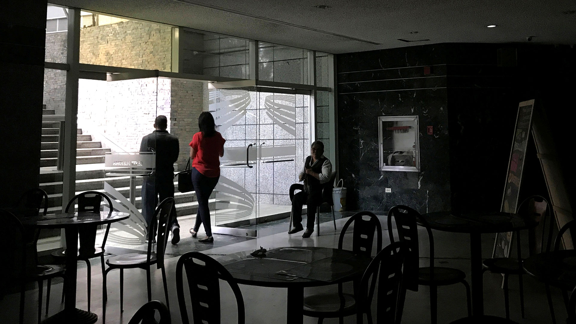 Venezuela, otra vez sin luz: un apagón masivo afecta a 11 estados del país  - Infobae