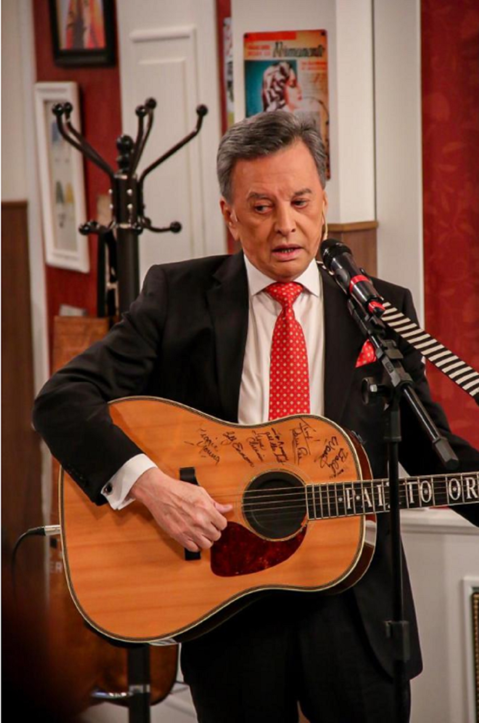 Palito Ortega tocó la guitarra en el final del programa