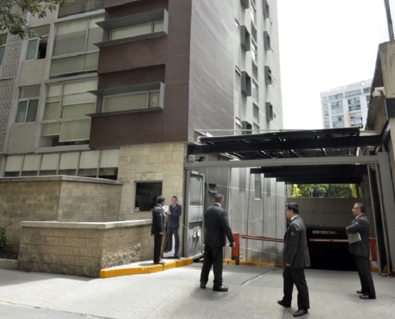 Los vigilantes del edificio en la mañana del martes, horas después de encontrar el cadáver (Foto: Cuartoscuro)