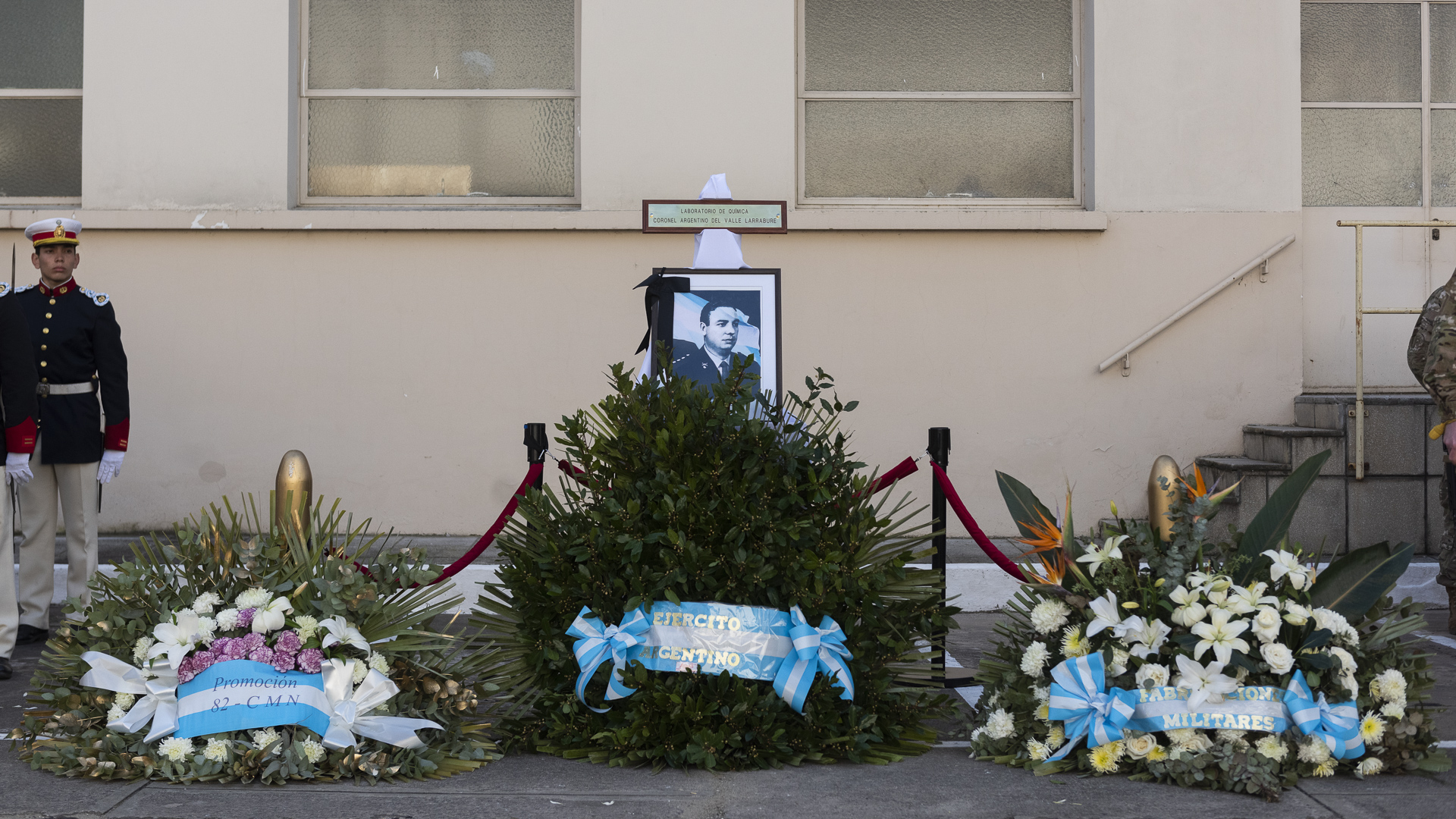 Coronas de flores en homenaje a Argentino del Valle Larrabure