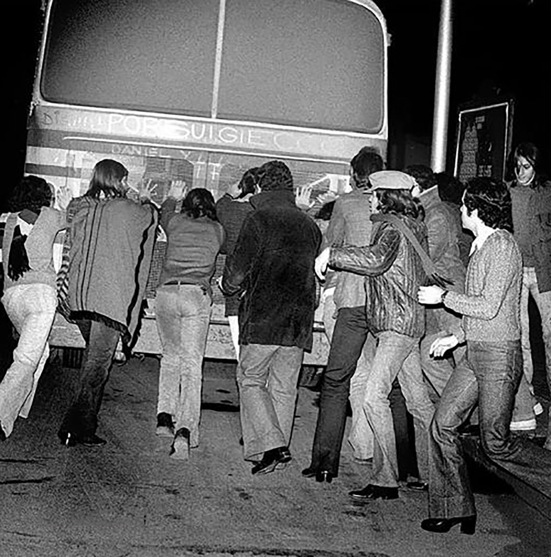 Los PorSuiGieco y sus asistentes empujando el micro de gira (Foto: Rubén Andón)
